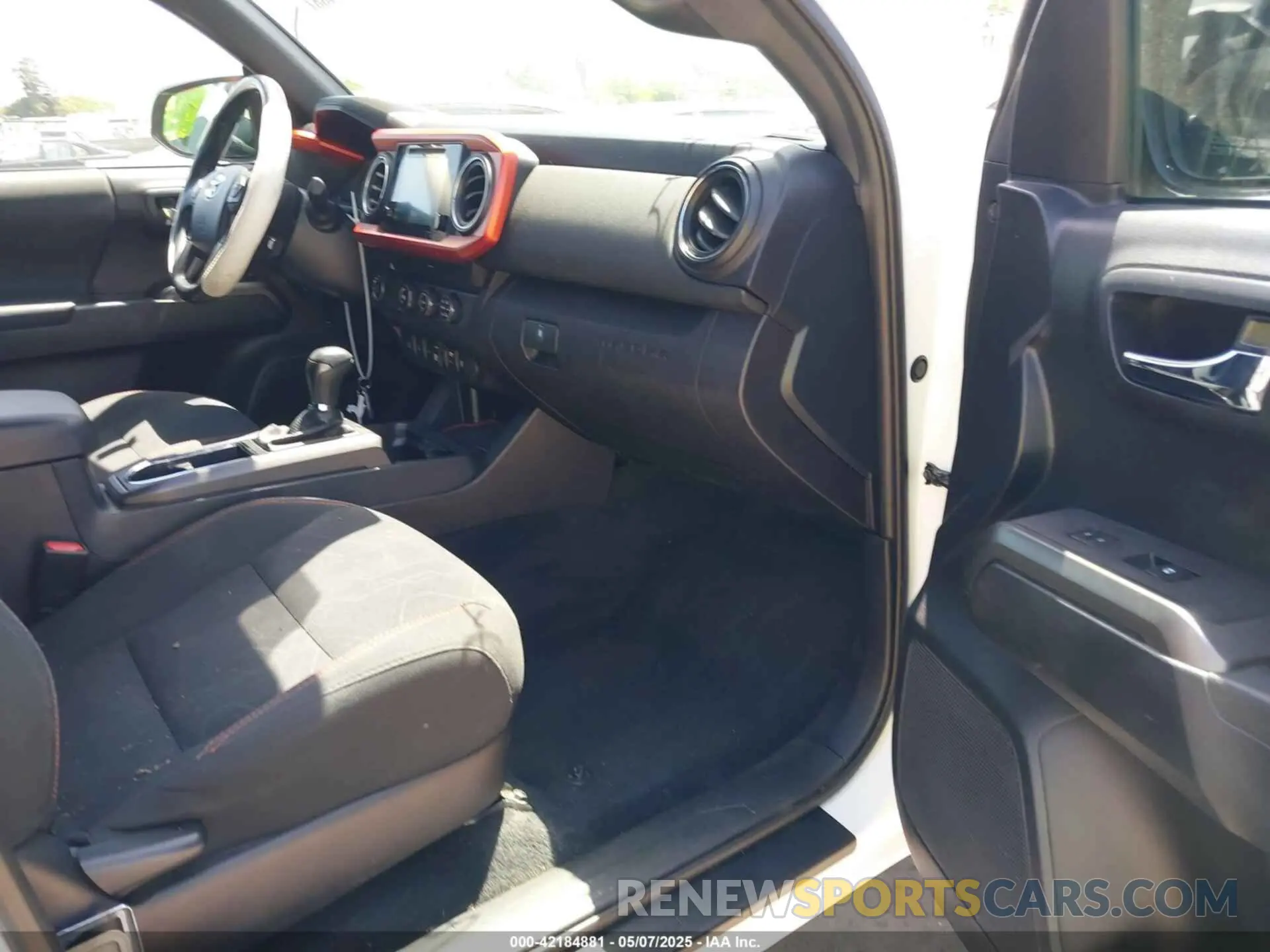 5 fotografías del automóvil dañado 3TMAZ5CNXKM079661 TOYOTA TACOMA 2019