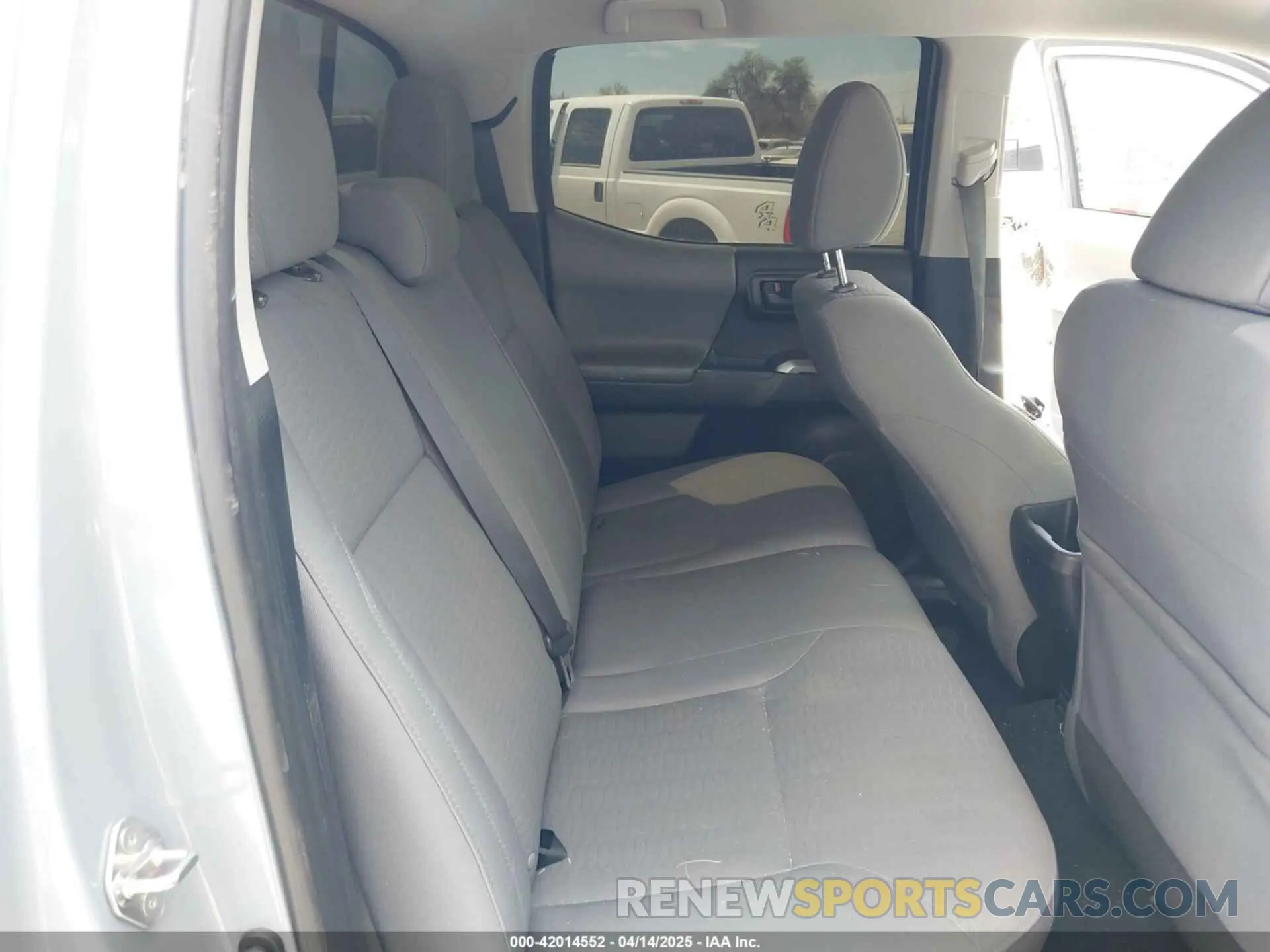 8 fotografías del automóvil dañado 3TMAZ5CNXKM079739 TOYOTA TACOMA 2019