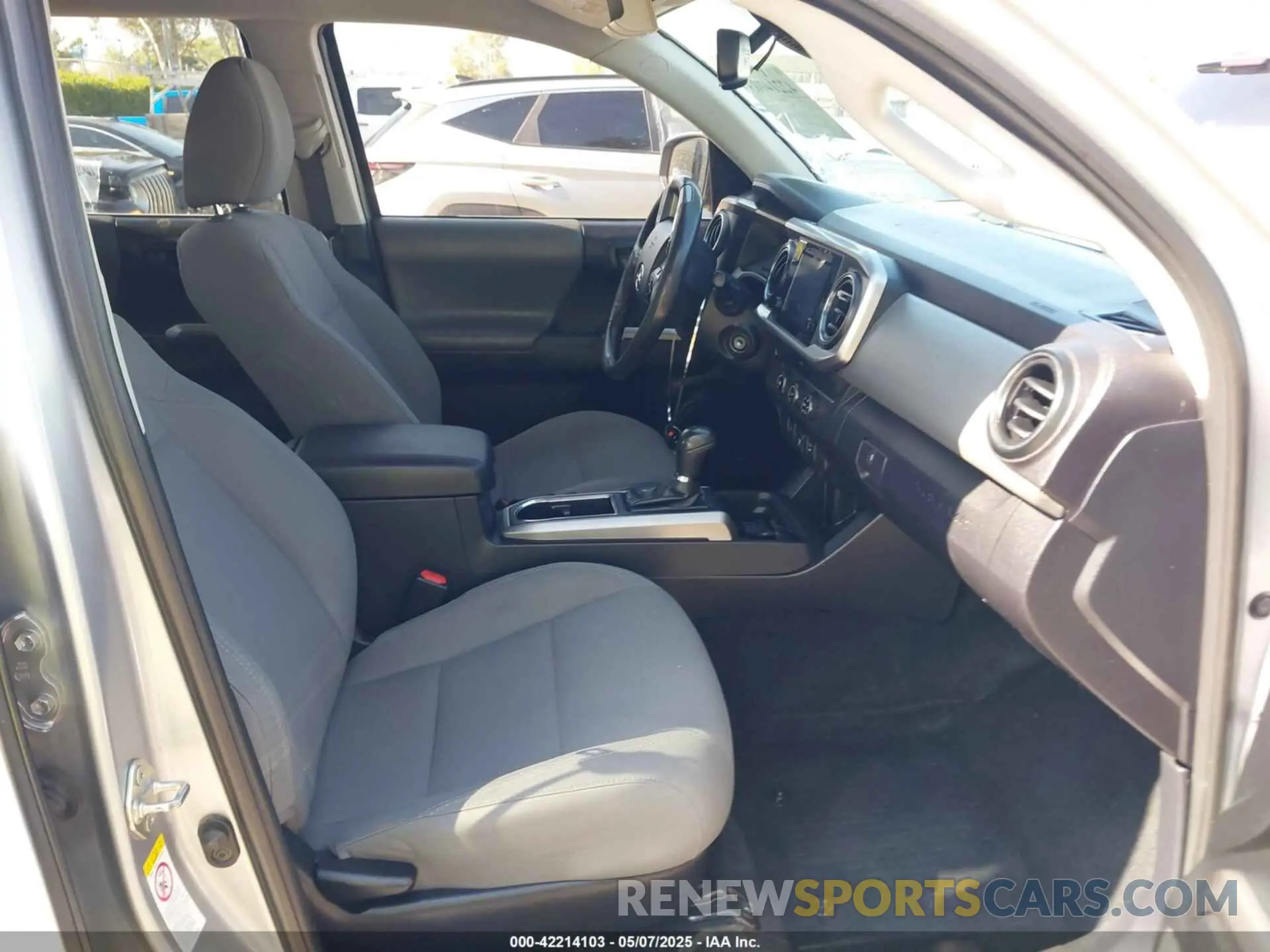 5 fotografías del automóvil dañado 3TMAZ5CNXKM109936 TOYOTA TACOMA 2019