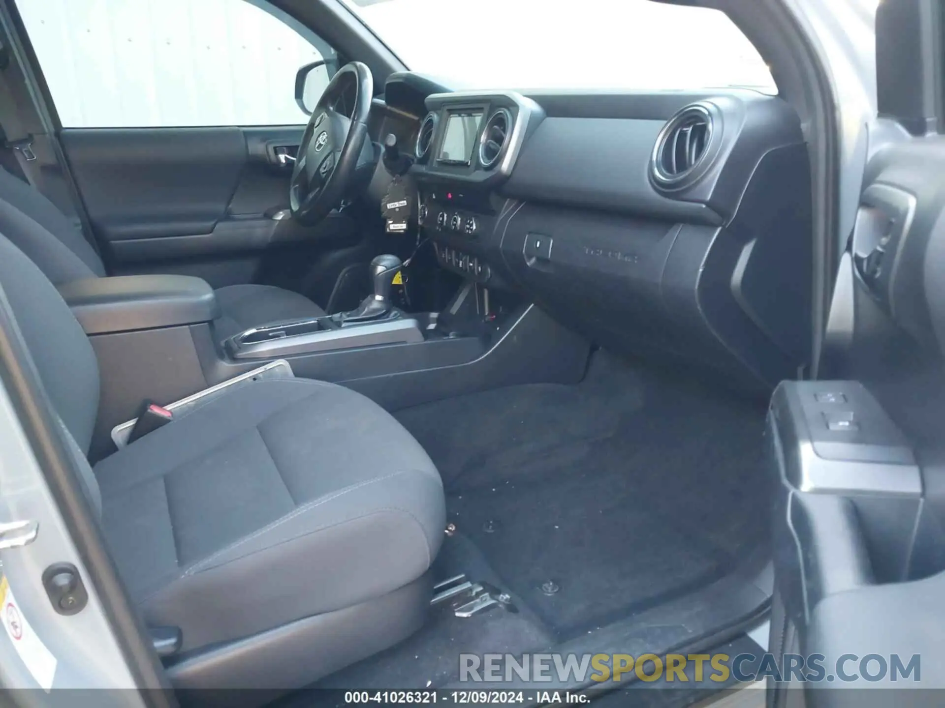 5 fotografías del automóvil dañado 3TMBZ5DN6KM019346 TOYOTA TACOMA 2019