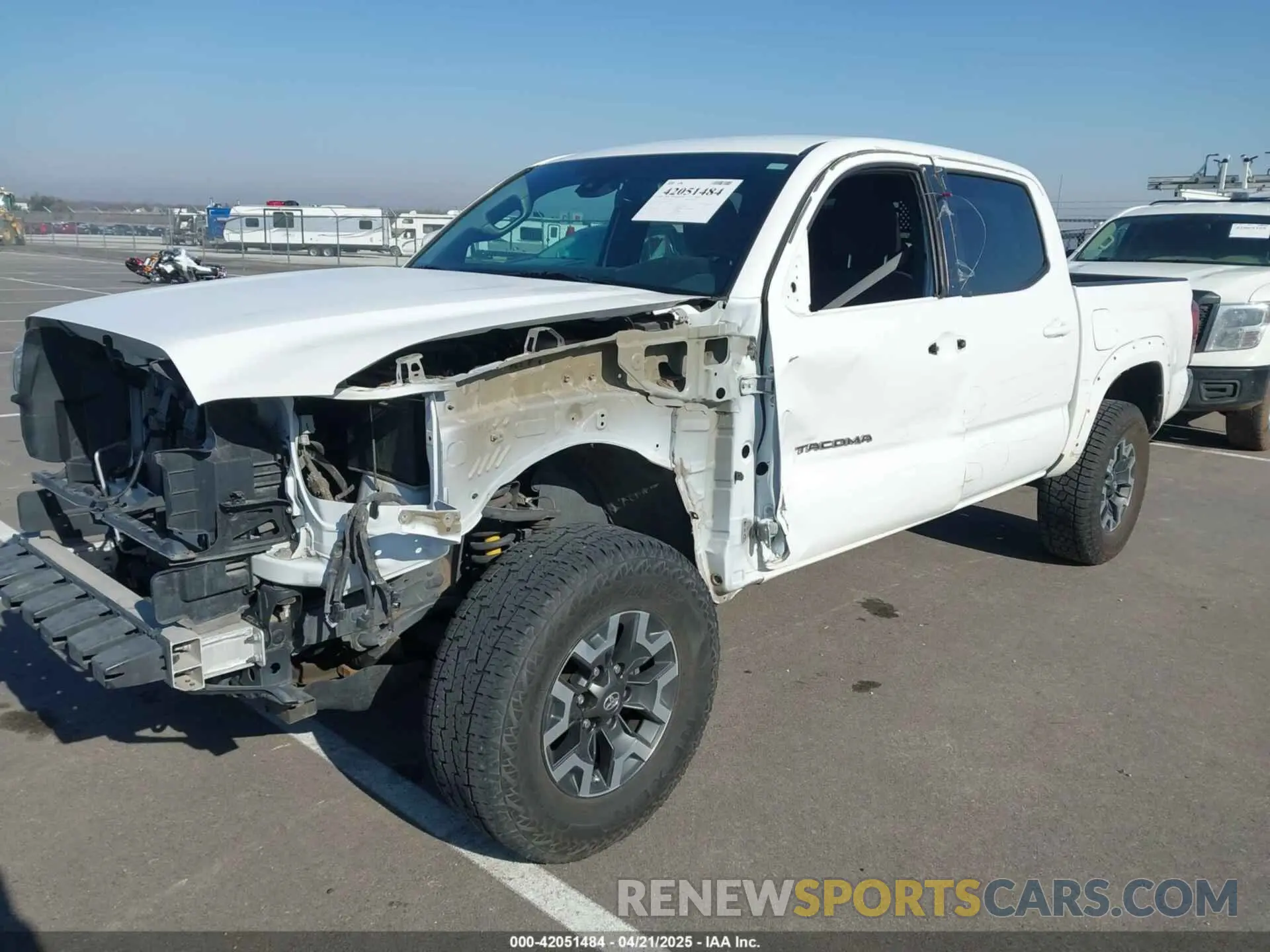 2 fotografías del automóvil dañado 3TMCZ5AN1KM210911 TOYOTA TACOMA 2019
