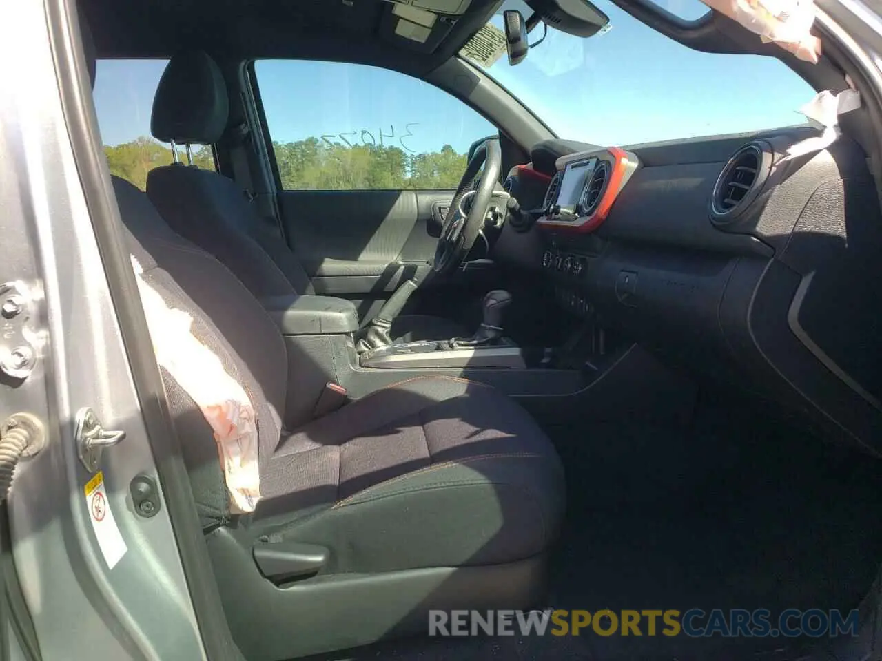 5 fotografías del automóvil dañado 3TMCZ5AN2KM212408 TOYOTA TACOMA 2019