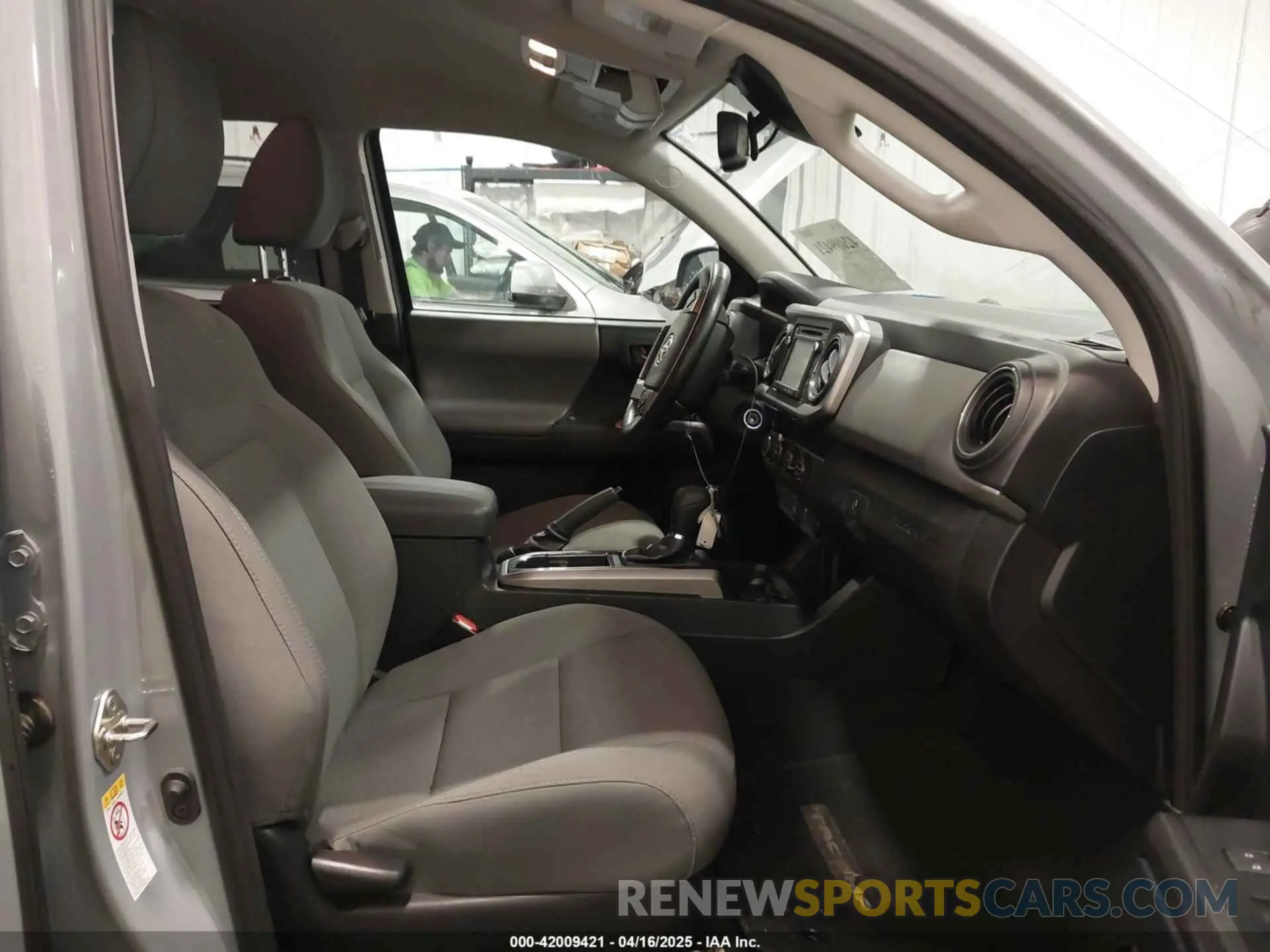 5 fotografías del automóvil dañado 3TMCZ5AN2KM223540 TOYOTA TACOMA 2019