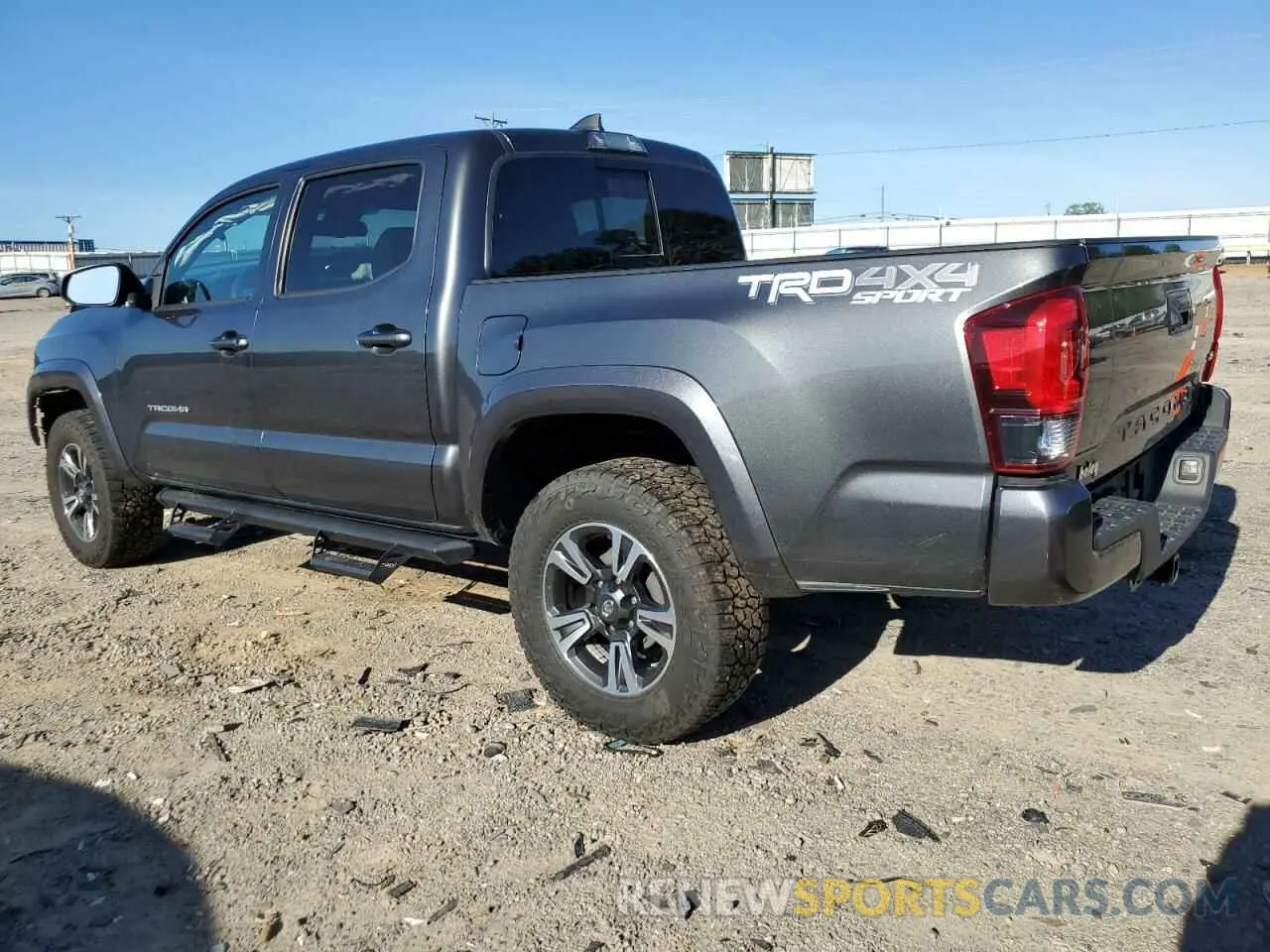 2 fotografías del automóvil dañado 3TMCZ5AN4KM273999 TOYOTA TACOMA 2019