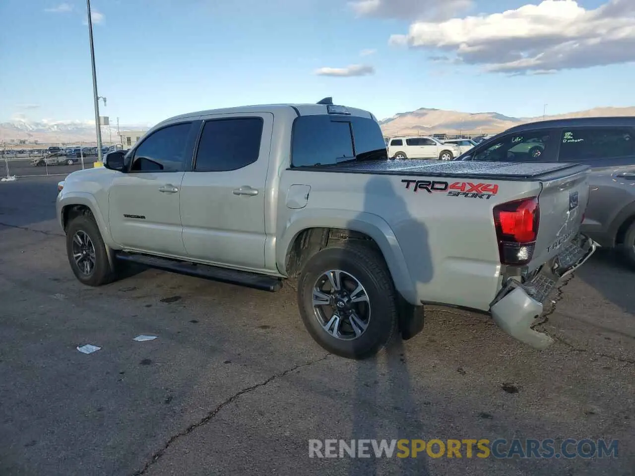 2 fotografías del automóvil dañado 3TMCZ5AN4KM284811 TOYOTA TACOMA 2019