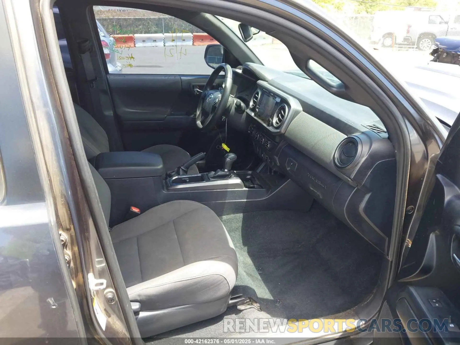 5 fotografías del automóvil dañado 3TMCZ5AN6KM259778 TOYOTA TACOMA 2019