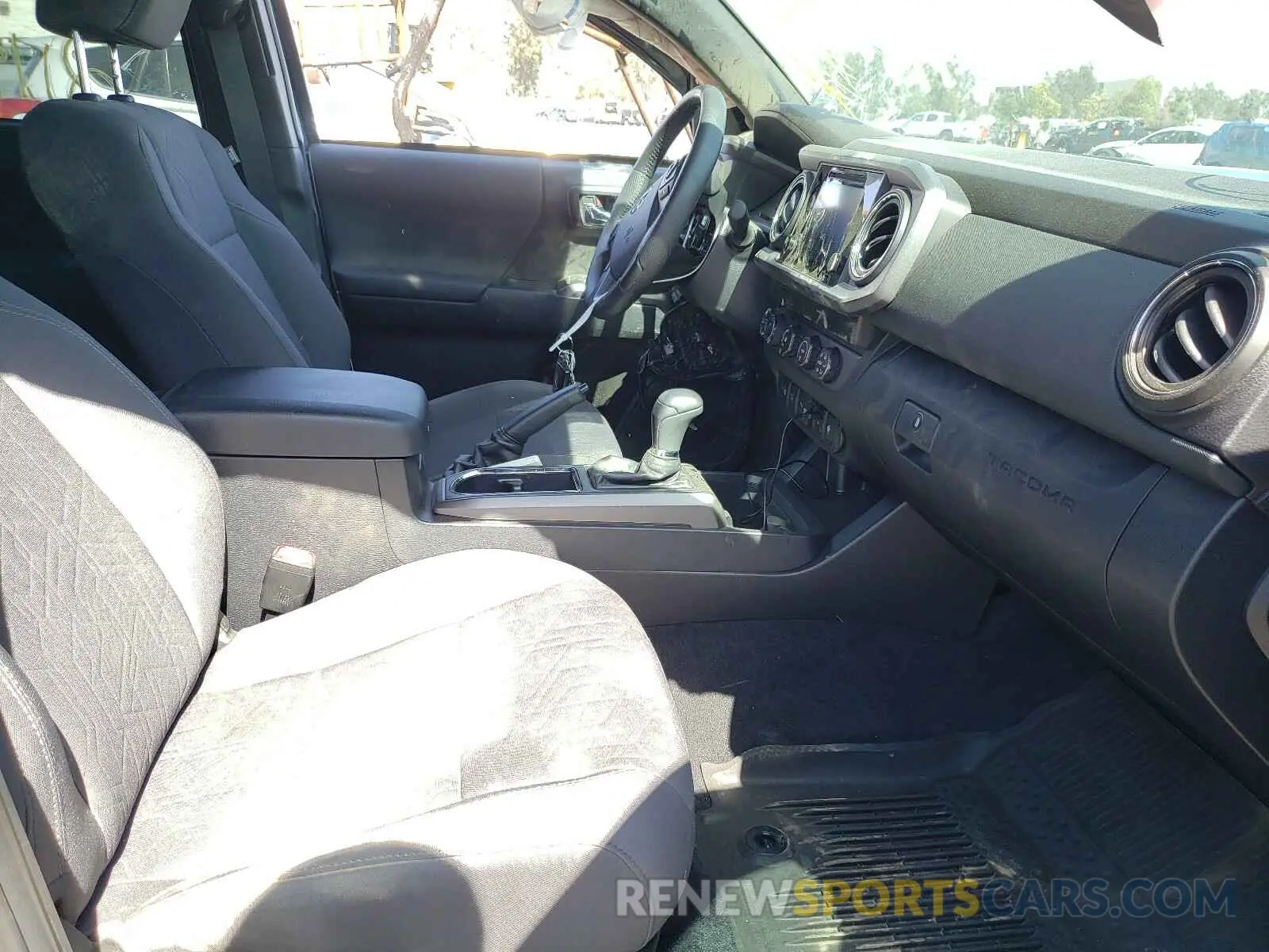 5 fotografías del automóvil dañado 3TMCZ5AN6KM276421 TOYOTA TACOMA 2019