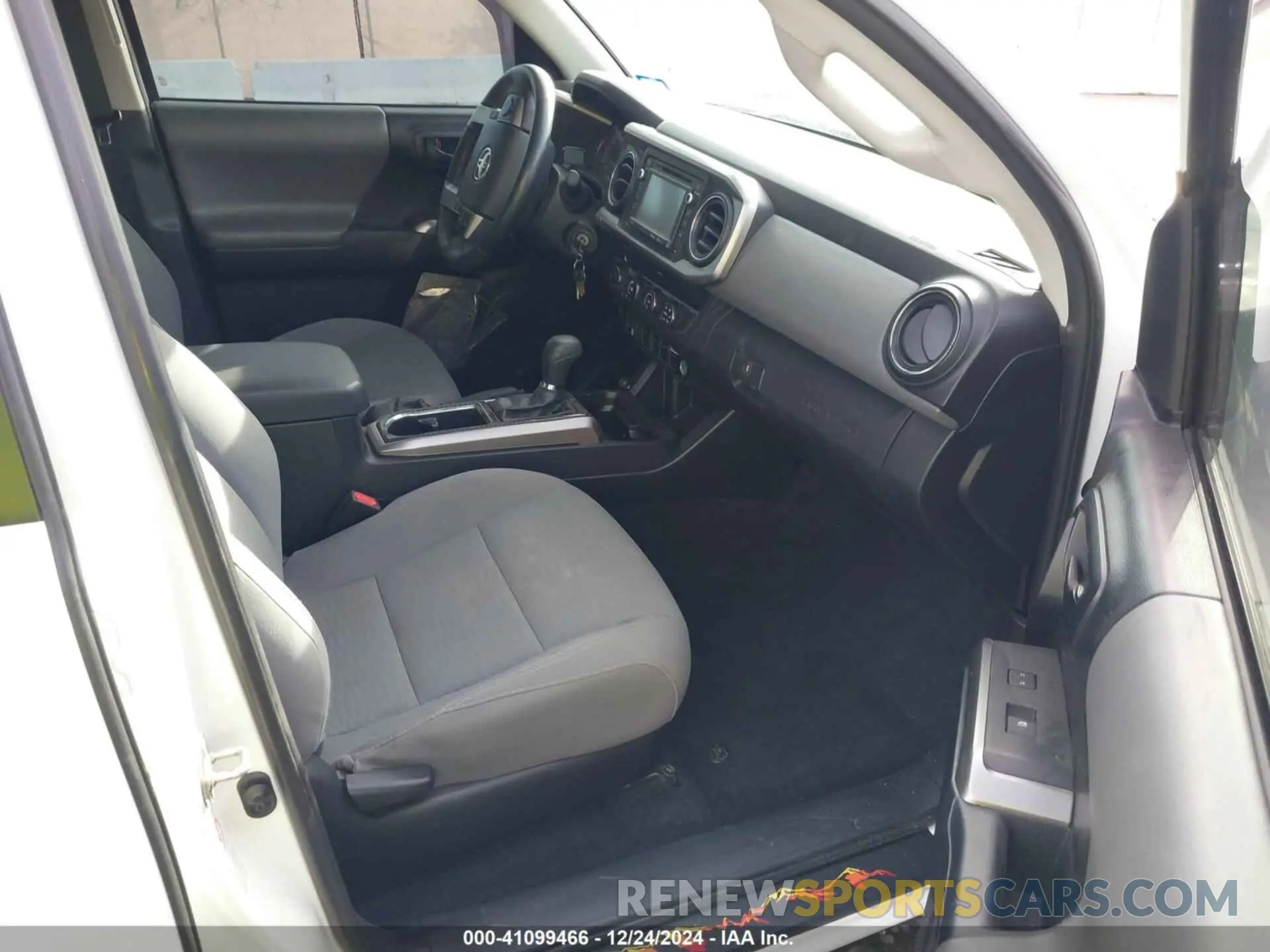 5 fotografías del automóvil dañado 3TMCZ5AN6KM284101 TOYOTA TACOMA 2019