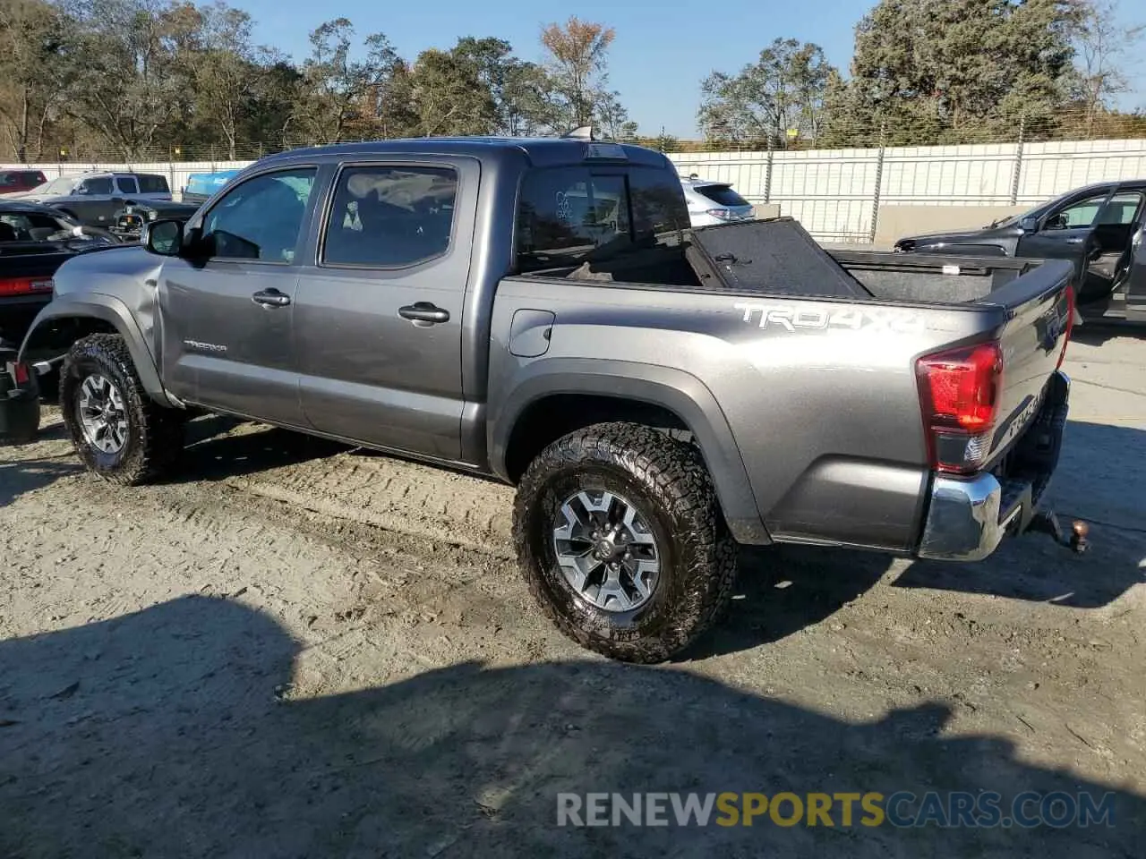 2 fotografías del automóvil dañado 3TMCZ5ANXKM232275 TOYOTA TACOMA 2019