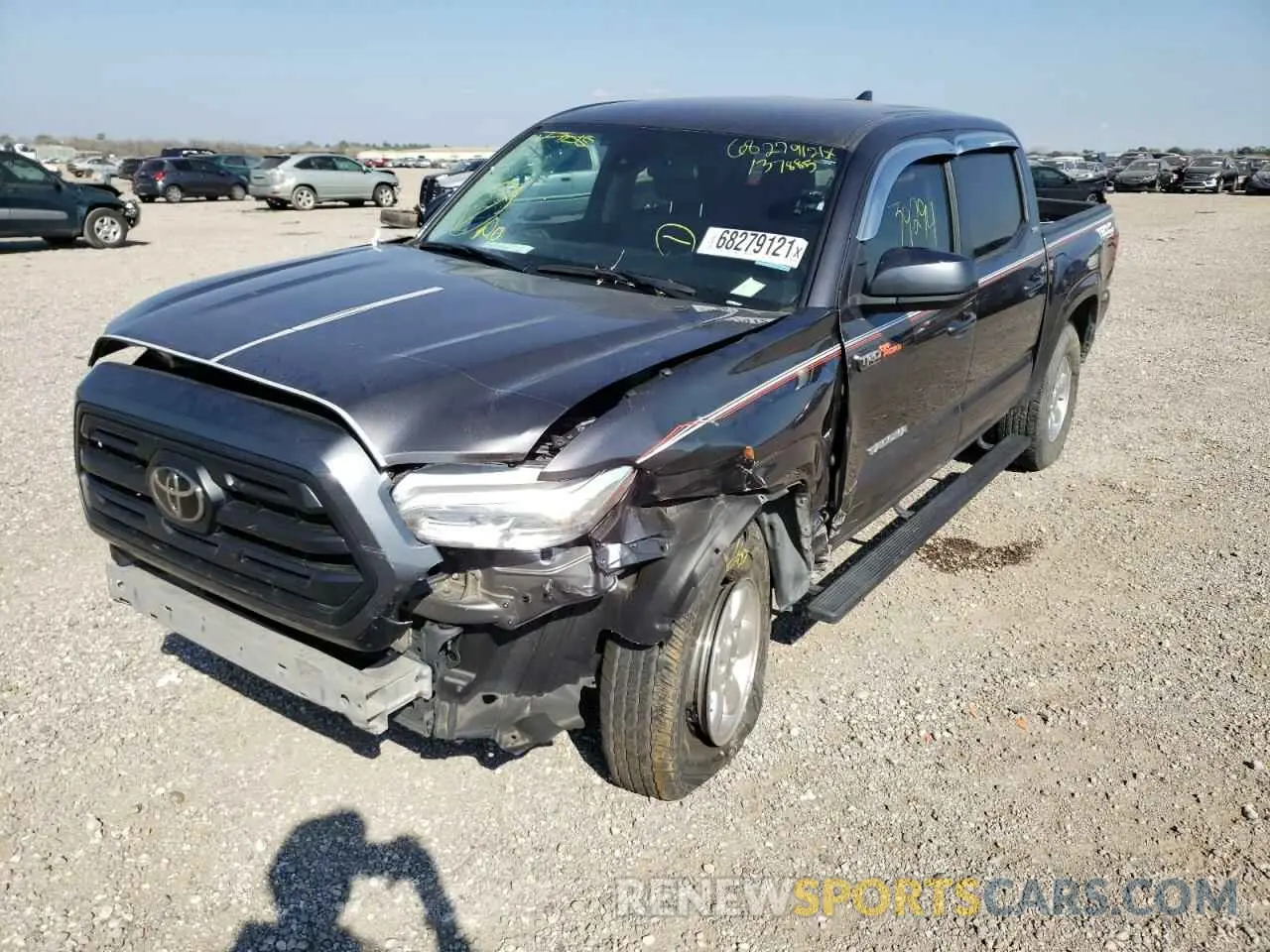2 fotografías del automóvil dañado 5TFAX5GN2KX137885 TOYOTA TACOMA 2019