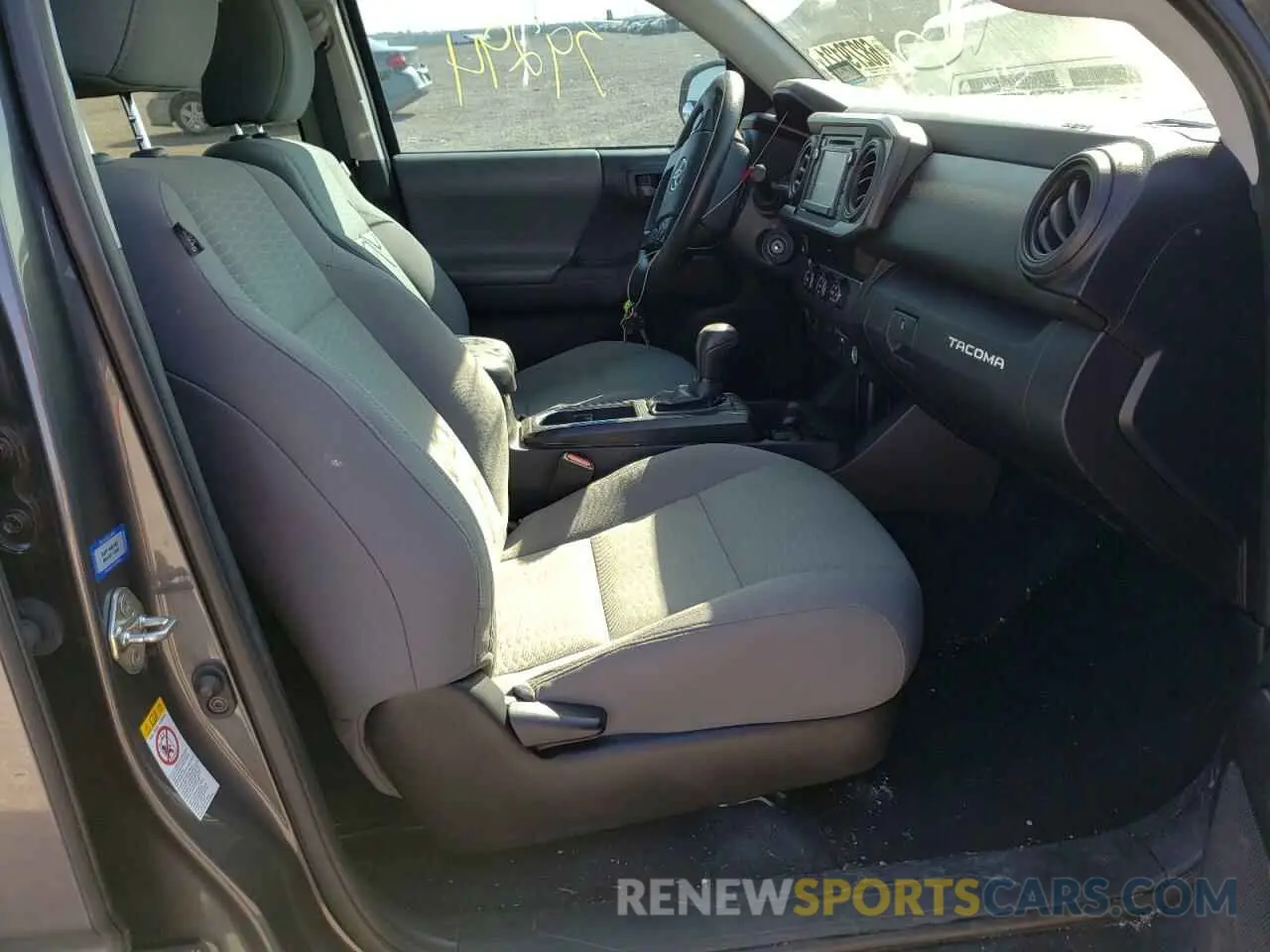 5 fotografías del automóvil dañado 5TFAX5GN2KX137885 TOYOTA TACOMA 2019