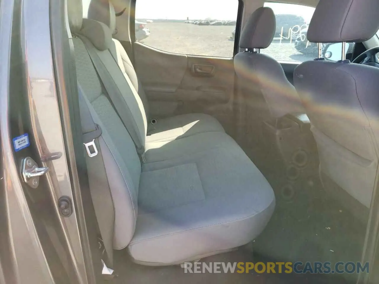 6 fotografías del automóvil dañado 5TFAX5GN2KX137885 TOYOTA TACOMA 2019