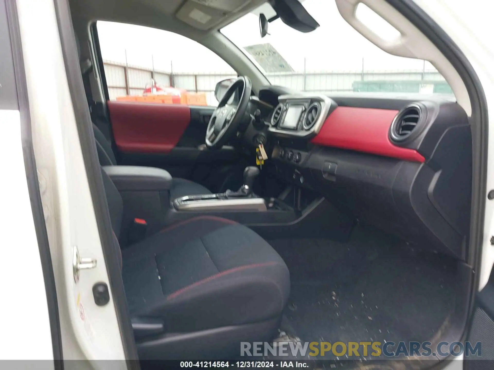 5 fotografías del automóvil dañado 5TFAX5GN3KX152055 TOYOTA TACOMA 2019