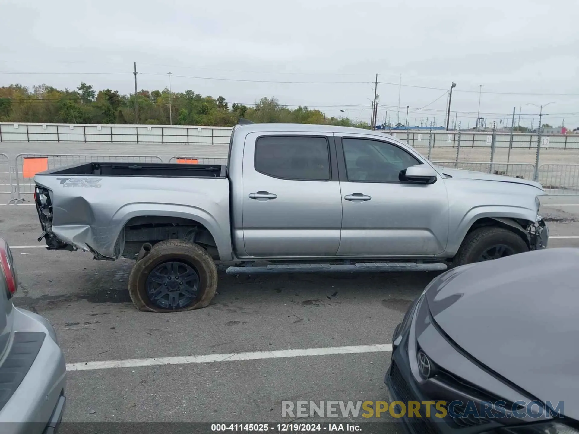 13 fotografías del automóvil dañado 5TFAX5GN3KX153349 TOYOTA TACOMA 2019