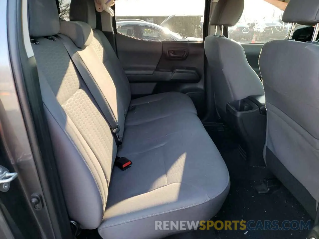 6 fotografías del automóvil dañado 5TFAX5GN4KX161833 TOYOTA TACOMA 2019