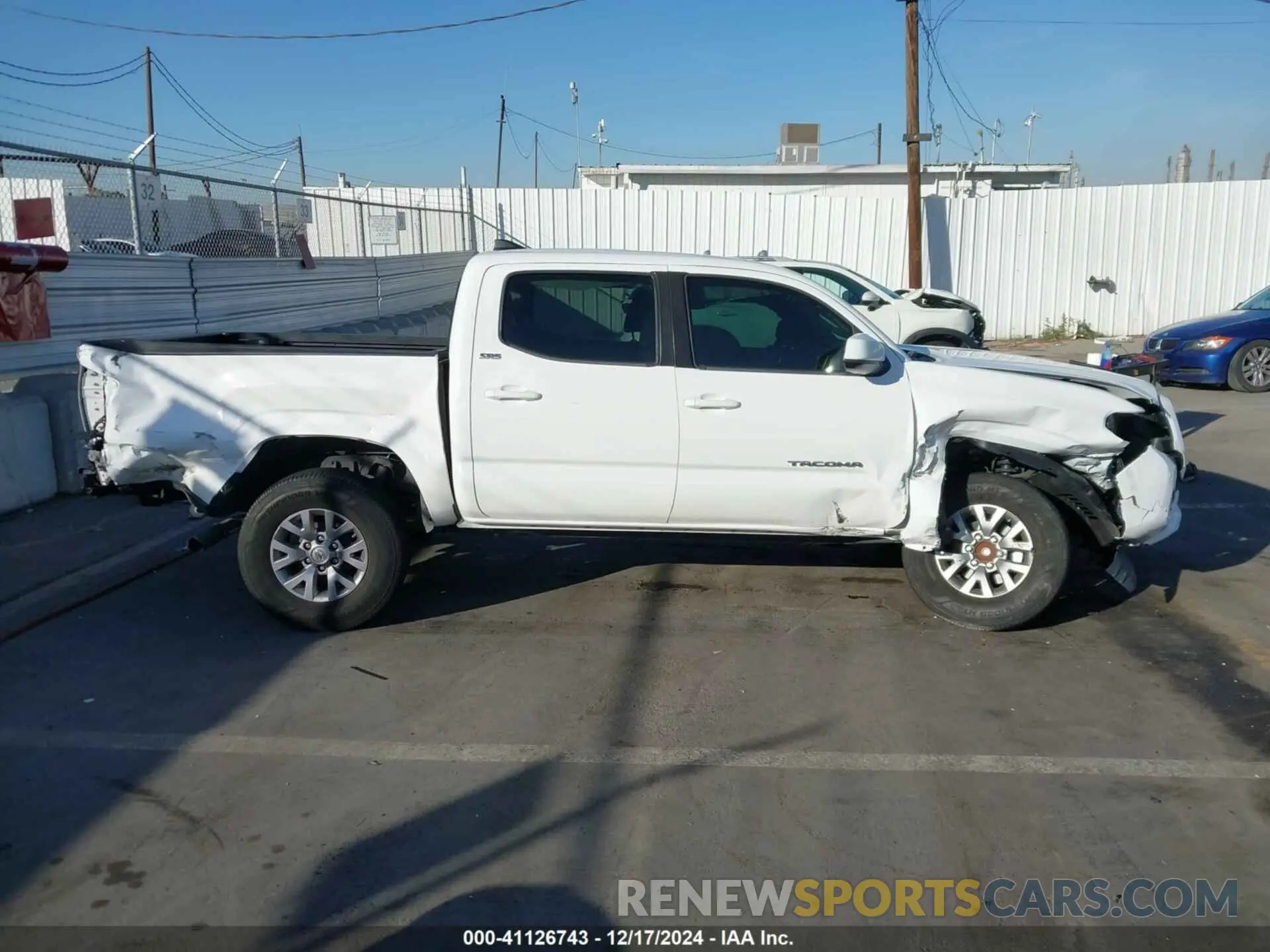 12 fotografías del automóvil dañado 5TFAX5GN5KX136360 TOYOTA TACOMA 2019