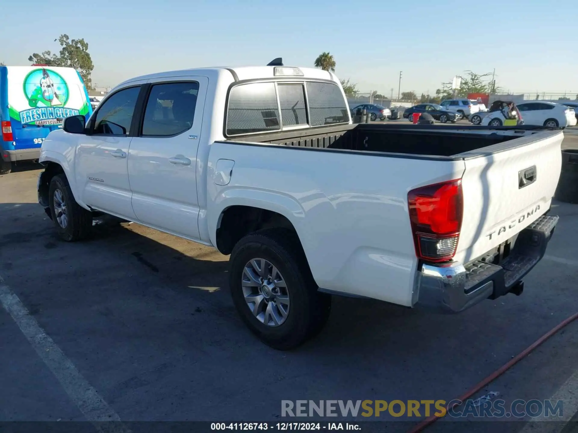 3 fotografías del automóvil dañado 5TFAX5GN5KX136360 TOYOTA TACOMA 2019