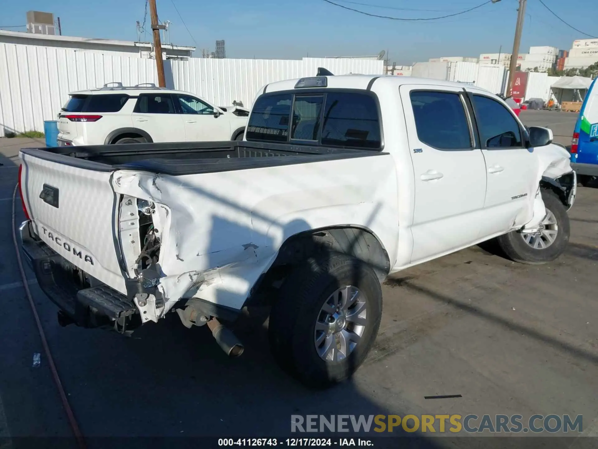 4 fotografías del automóvil dañado 5TFAX5GN5KX136360 TOYOTA TACOMA 2019