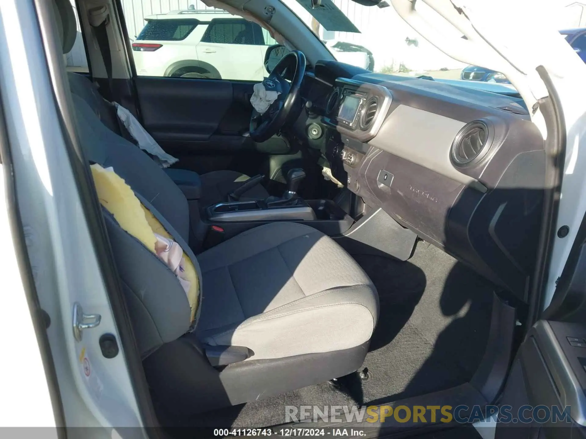 5 fotografías del automóvil dañado 5TFAX5GN5KX136360 TOYOTA TACOMA 2019