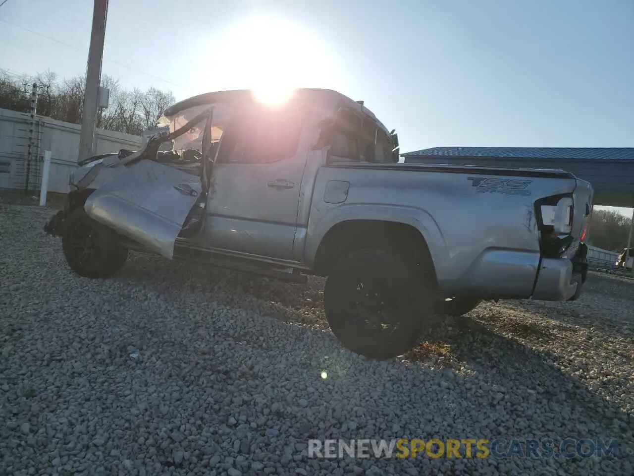 2 fotografías del automóvil dañado 5TFAX5GN5KX152963 TOYOTA TACOMA 2019