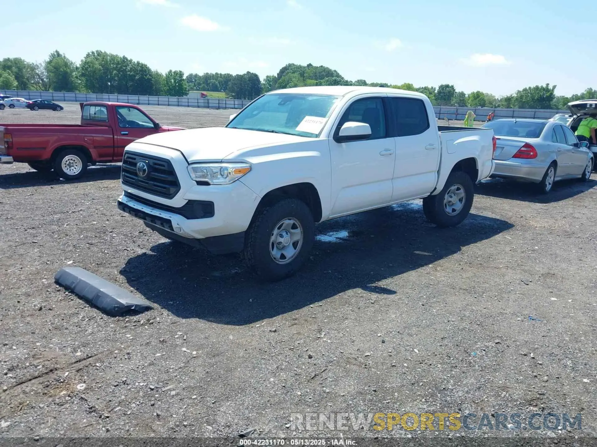 2 fotografías del automóvil dañado 5TFAX5GN5KX156933 TOYOTA TACOMA 2019