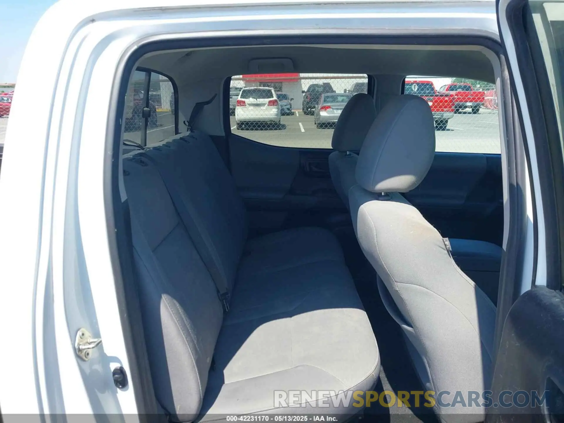 8 fotografías del automóvil dañado 5TFAX5GN5KX156933 TOYOTA TACOMA 2019