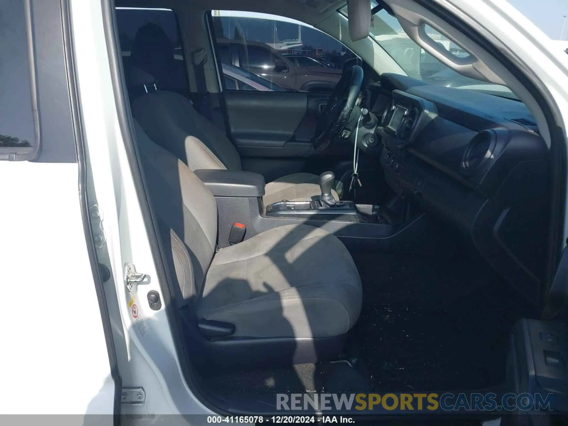 5 fotografías del automóvil dañado 5TFAX5GN6KX157413 TOYOTA TACOMA 2019