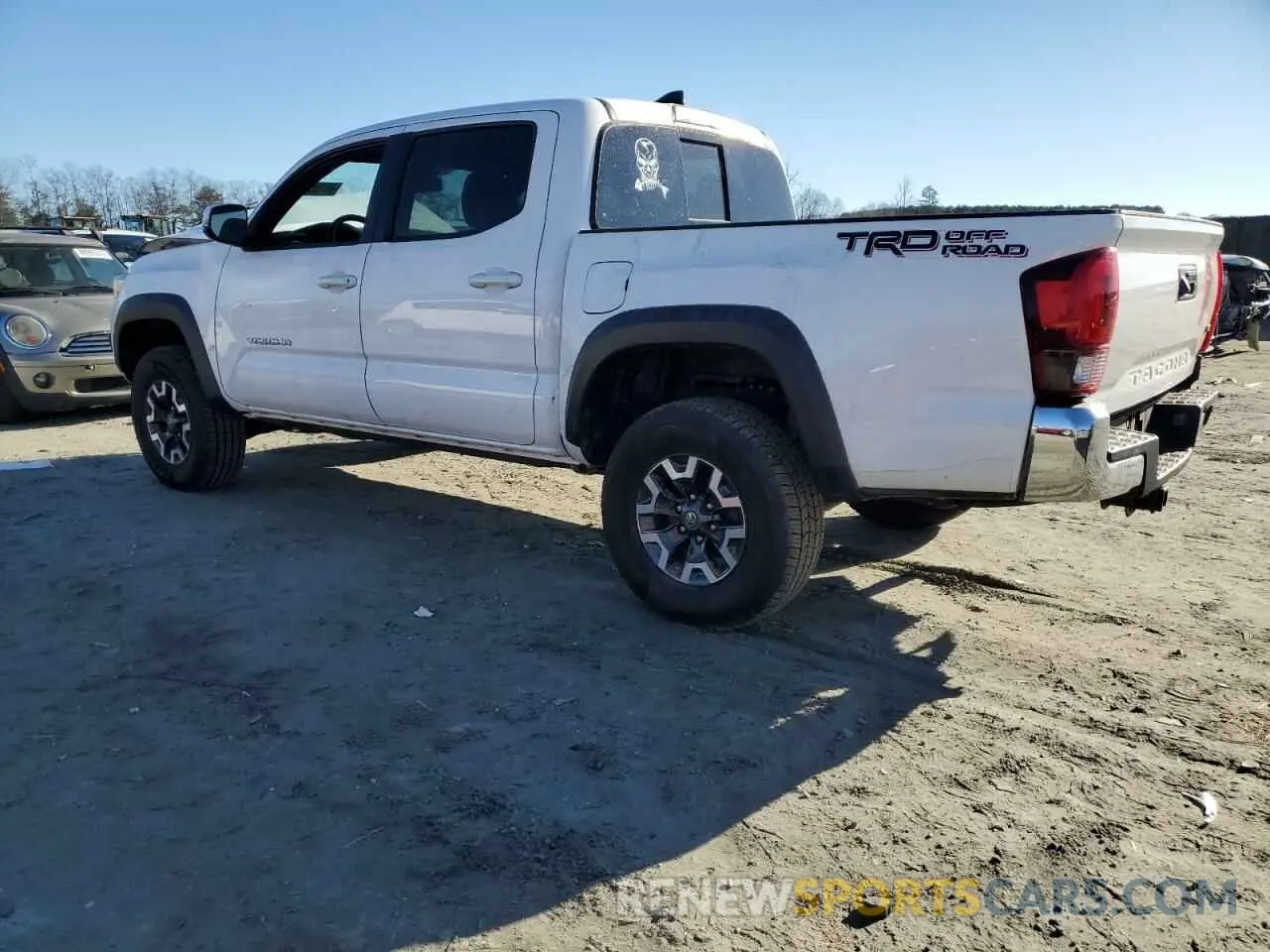 2 fotografías del automóvil dañado 5TFAZ5CN1KX072625 TOYOTA TACOMA 2019