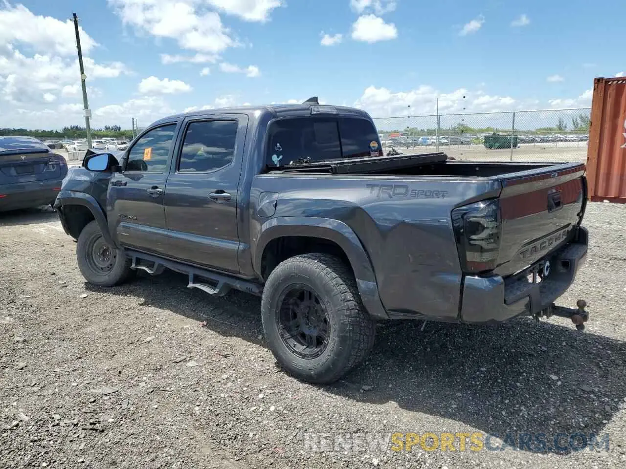 2 fotografías del automóvil dañado 5TFAZ5CN1KX076898 TOYOTA TACOMA 2019
