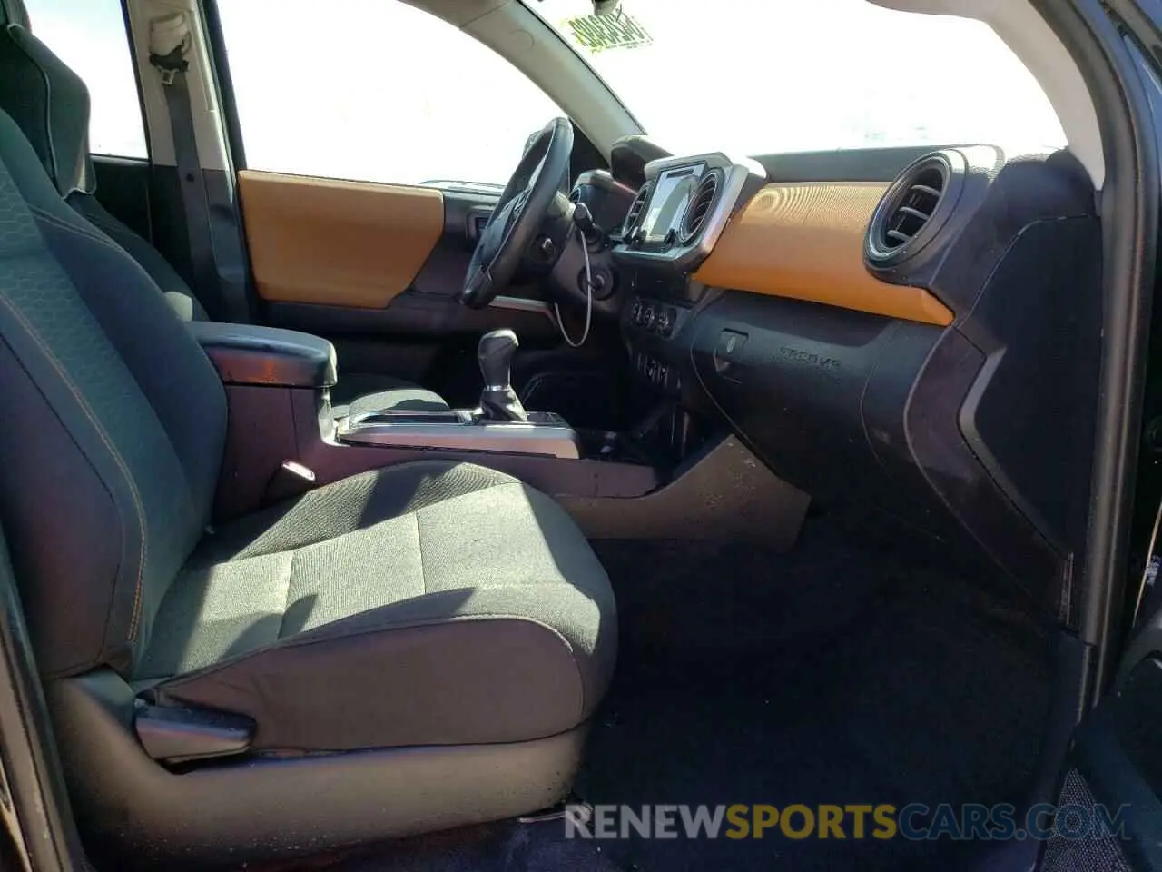 5 fotografías del automóvil dañado 5TFAZ5CN2KX076697 TOYOTA TACOMA 2019