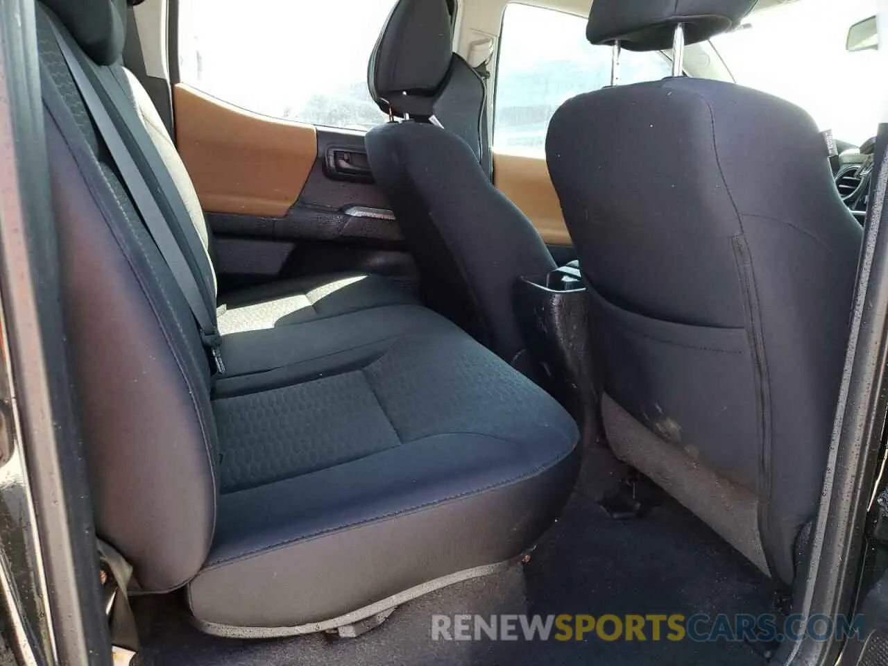 6 fotografías del automóvil dañado 5TFAZ5CN2KX076697 TOYOTA TACOMA 2019