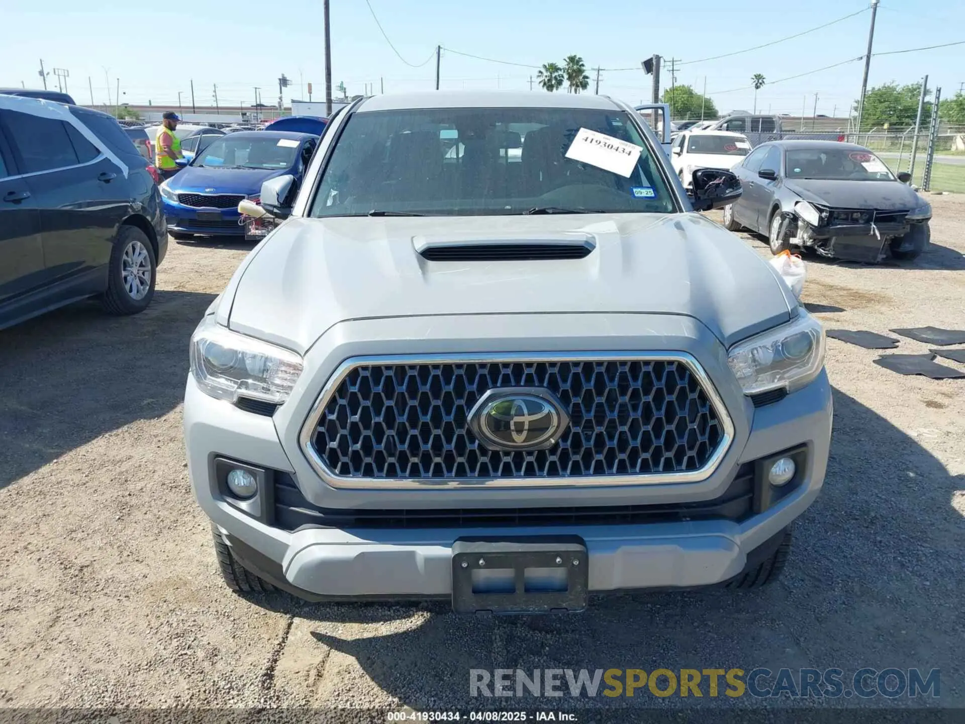 11 fotografías del automóvil dañado 5TFAZ5CN3KX086378 TOYOTA TACOMA 2019