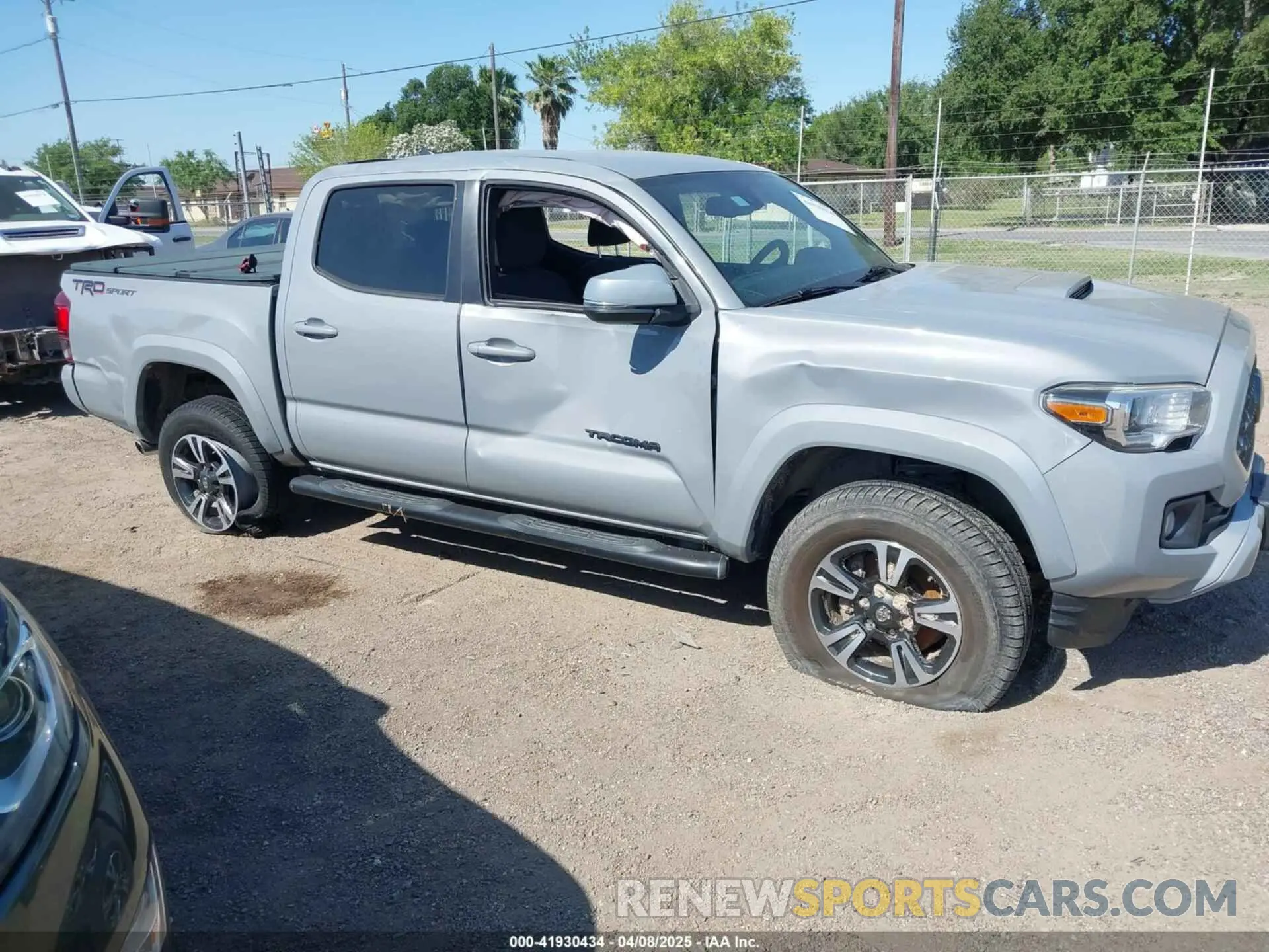 12 fotografías del automóvil dañado 5TFAZ5CN3KX086378 TOYOTA TACOMA 2019