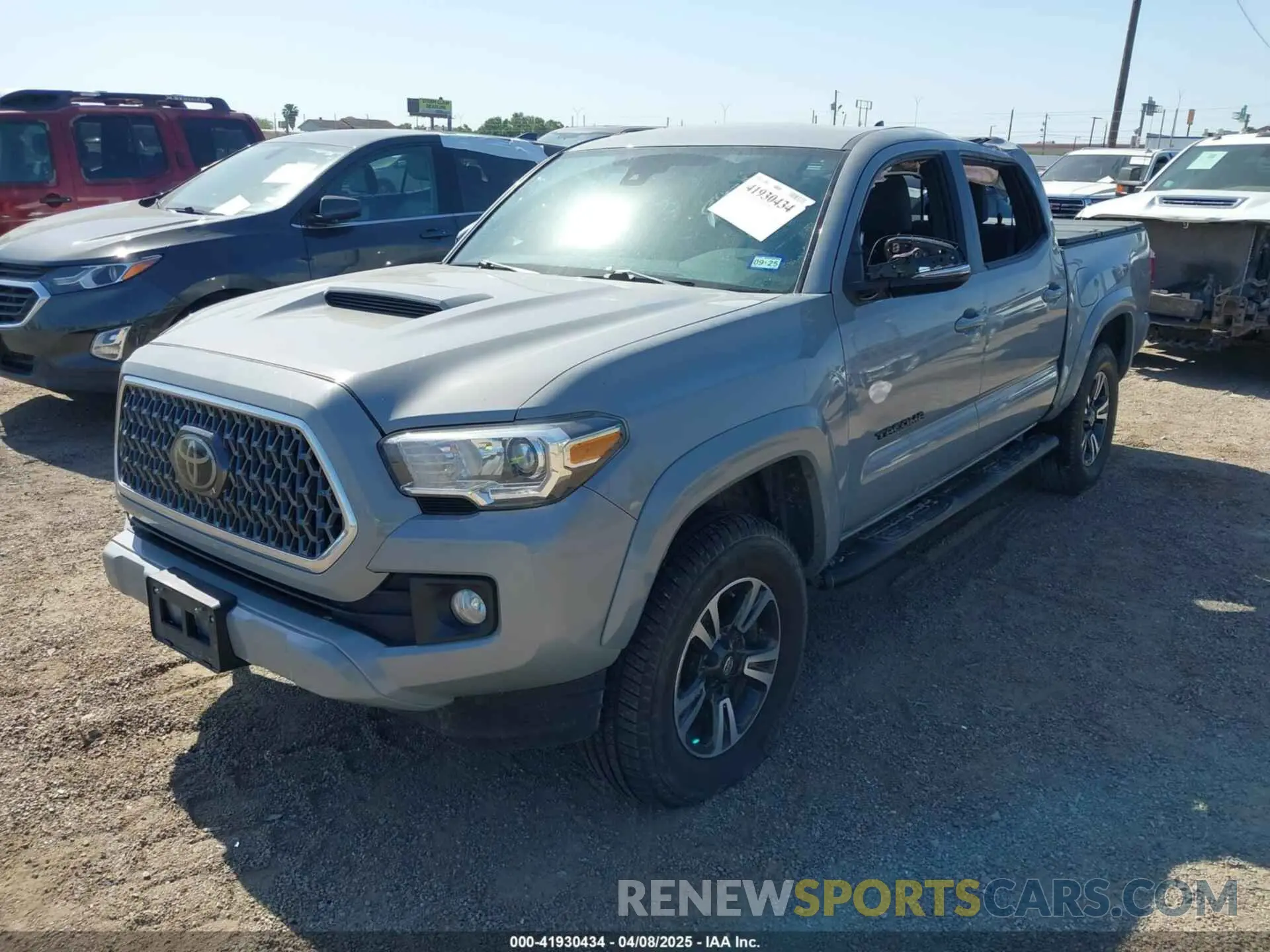 2 fotografías del automóvil dañado 5TFAZ5CN3KX086378 TOYOTA TACOMA 2019