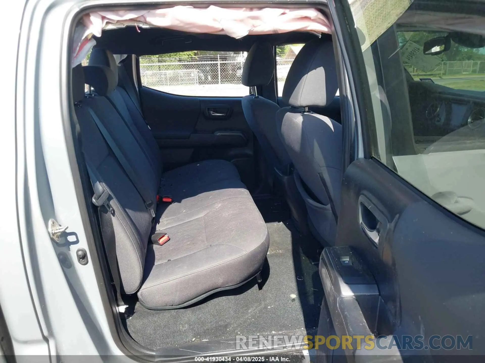 8 fotografías del automóvil dañado 5TFAZ5CN3KX086378 TOYOTA TACOMA 2019