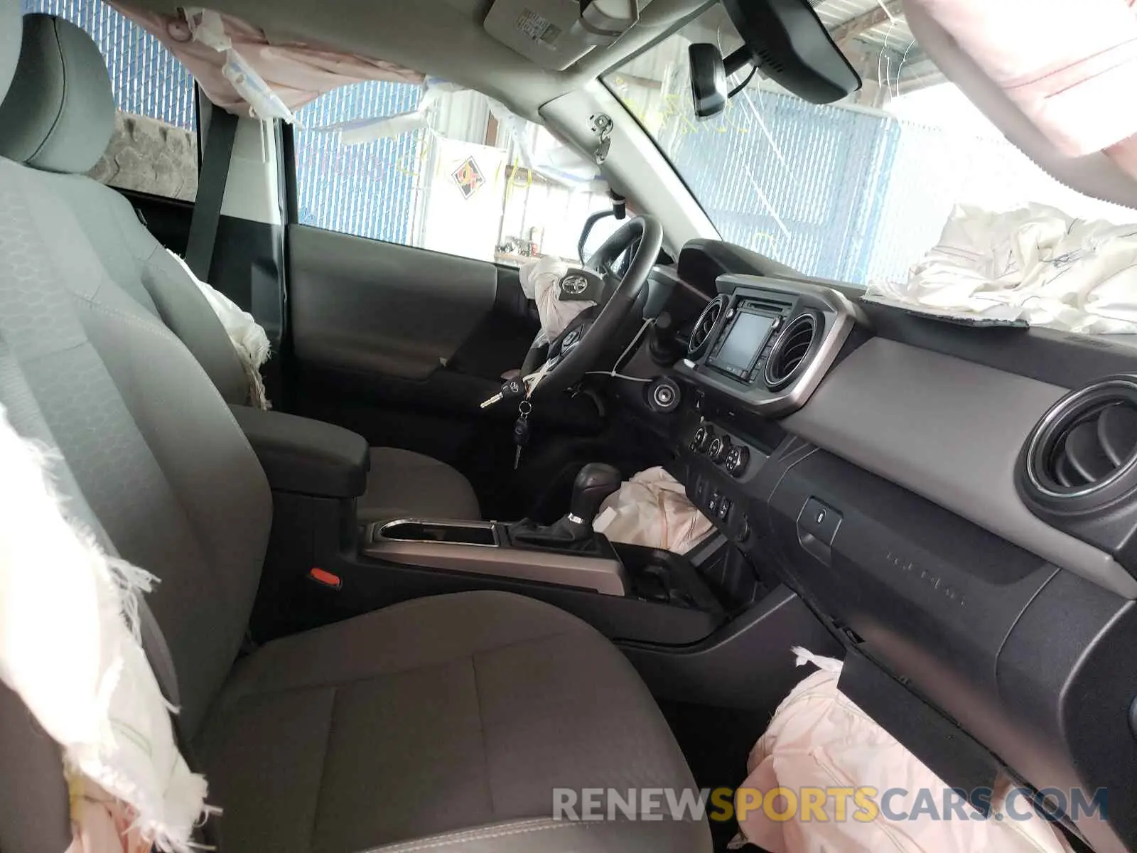 5 fotografías del automóvil dañado 5TFAZ5CN4KX076023 TOYOTA TACOMA 2019