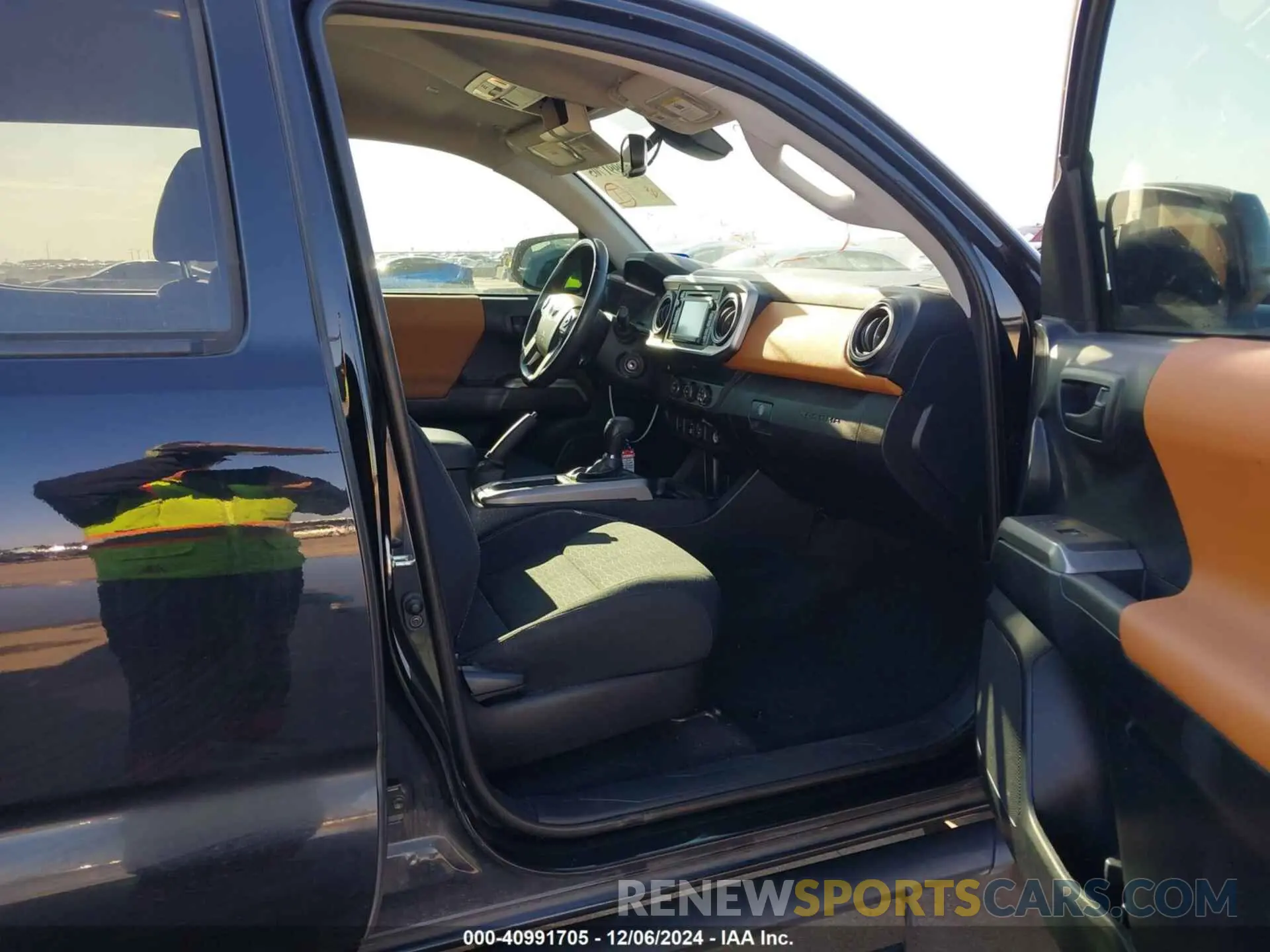 5 fotografías del automóvil dañado 5TFAZ5CN4KX076443 TOYOTA TACOMA 2019