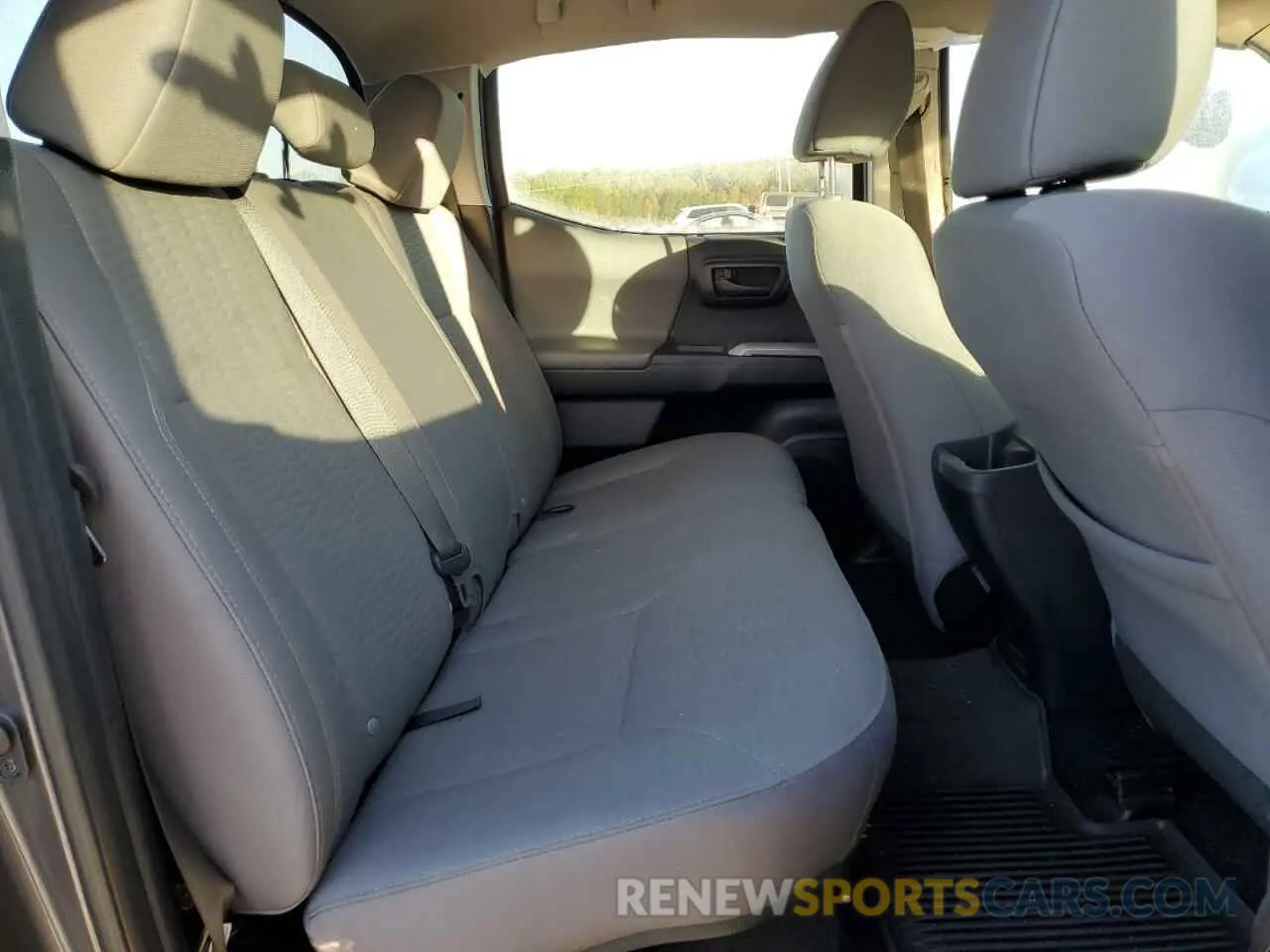 10 fotografías del automóvil dañado 5TFAZ5CN6KX077836 TOYOTA TACOMA 2019