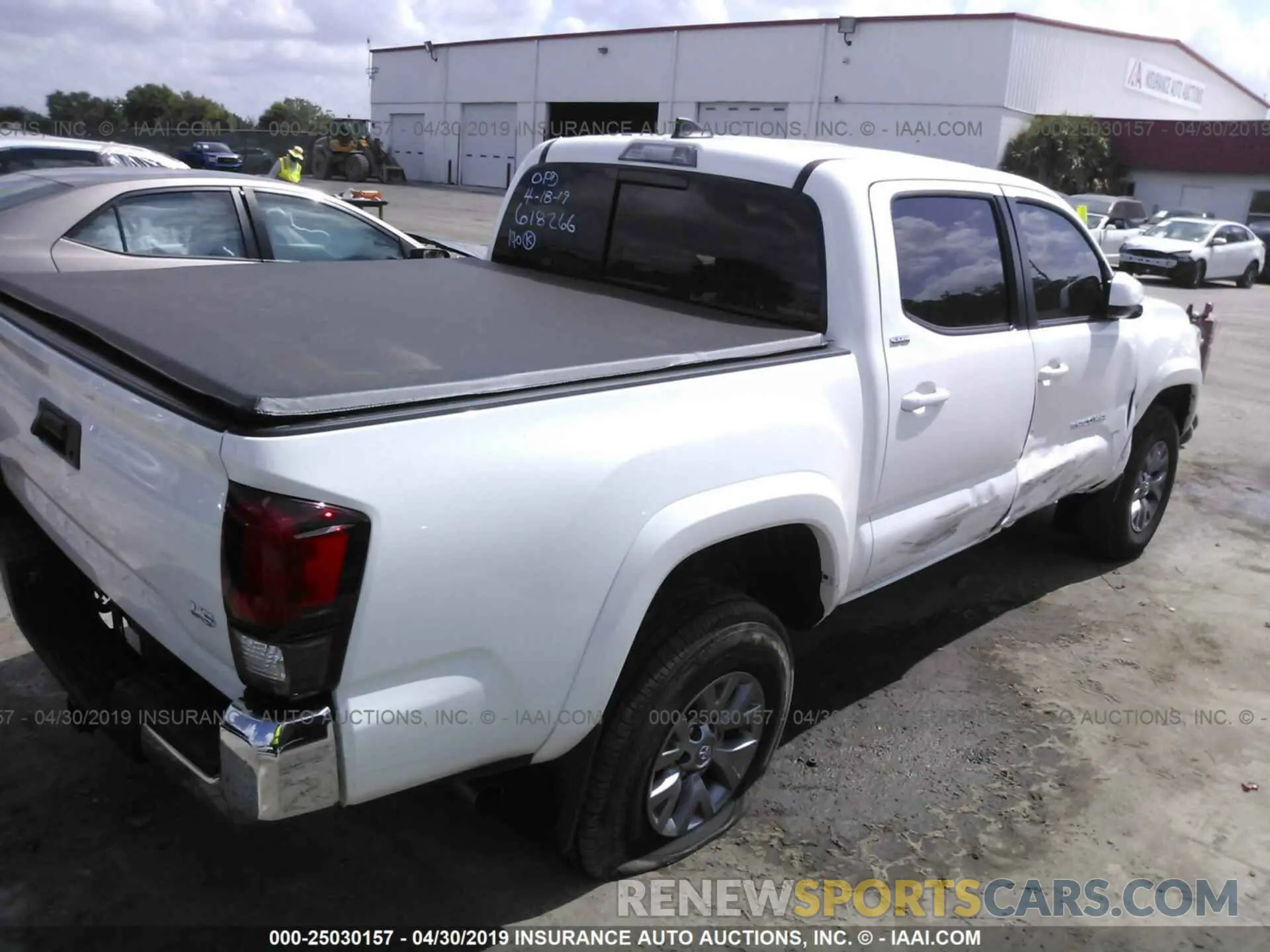 4 fotografías del automóvil dañado 5TFAZ5CN6KX078601 TOYOTA TACOMA 2019