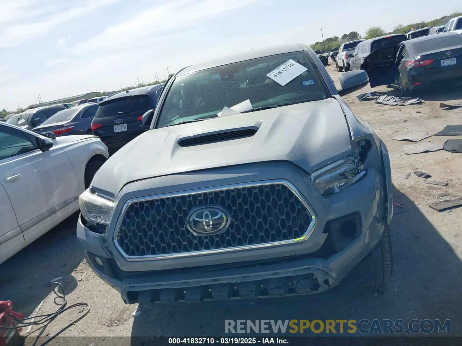 12 fotografías del automóvil dañado 5TFAZ5CN6KX082065 TOYOTA TACOMA 2019
