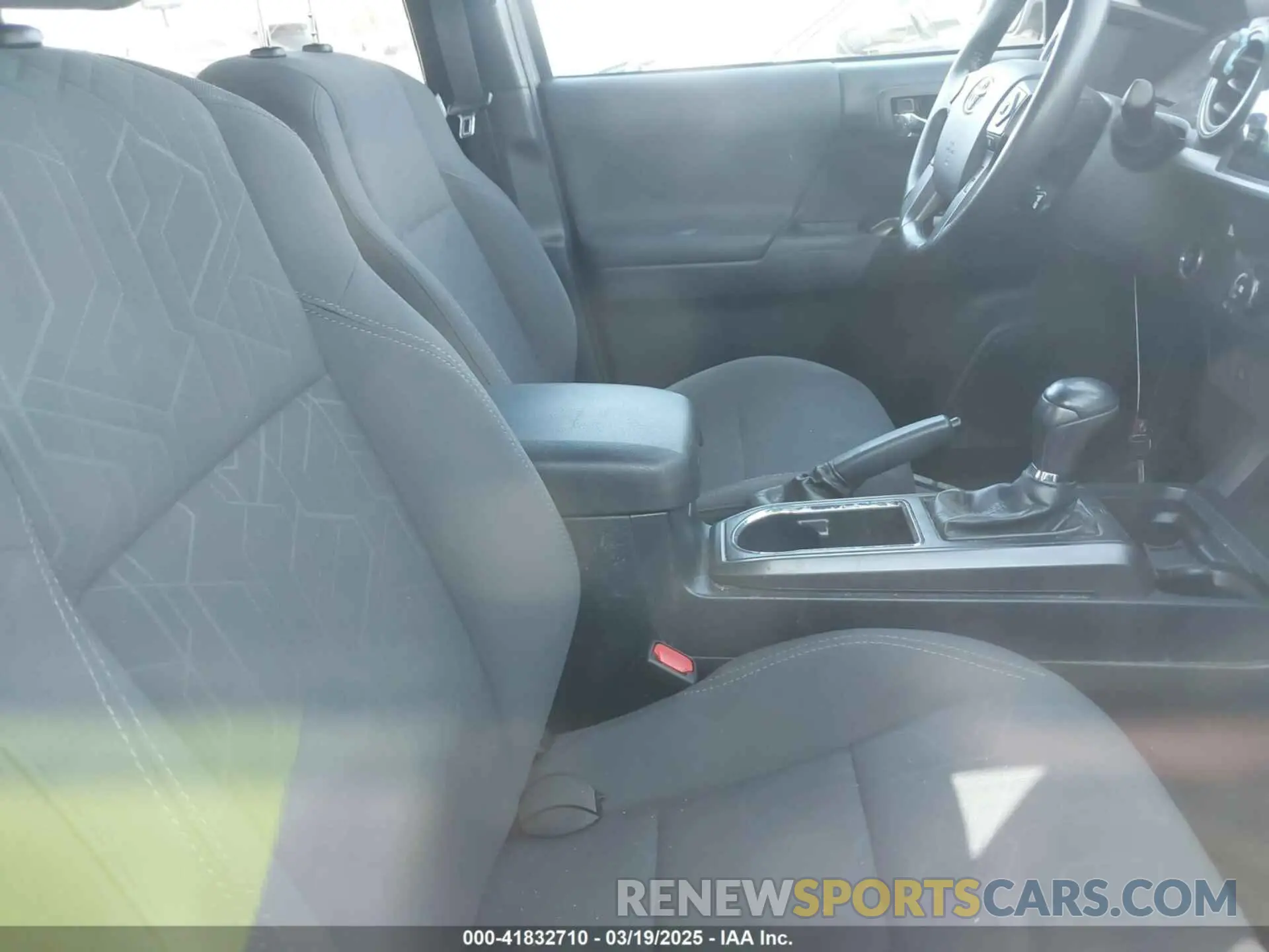 5 fotografías del automóvil dañado 5TFAZ5CN6KX082065 TOYOTA TACOMA 2019