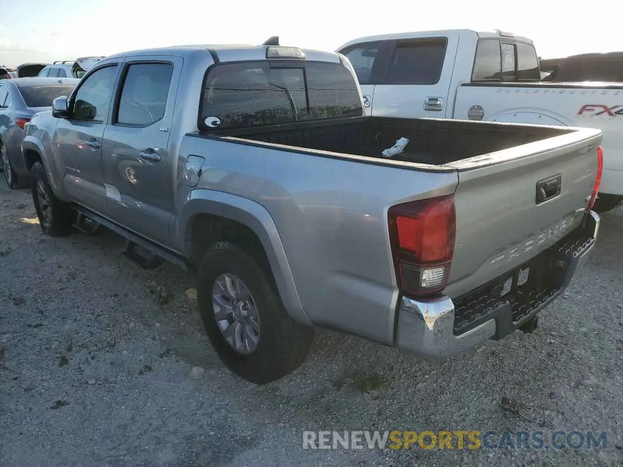 2 fotografías del automóvil dañado 5TFAZ5CN7KX076520 TOYOTA TACOMA 2019