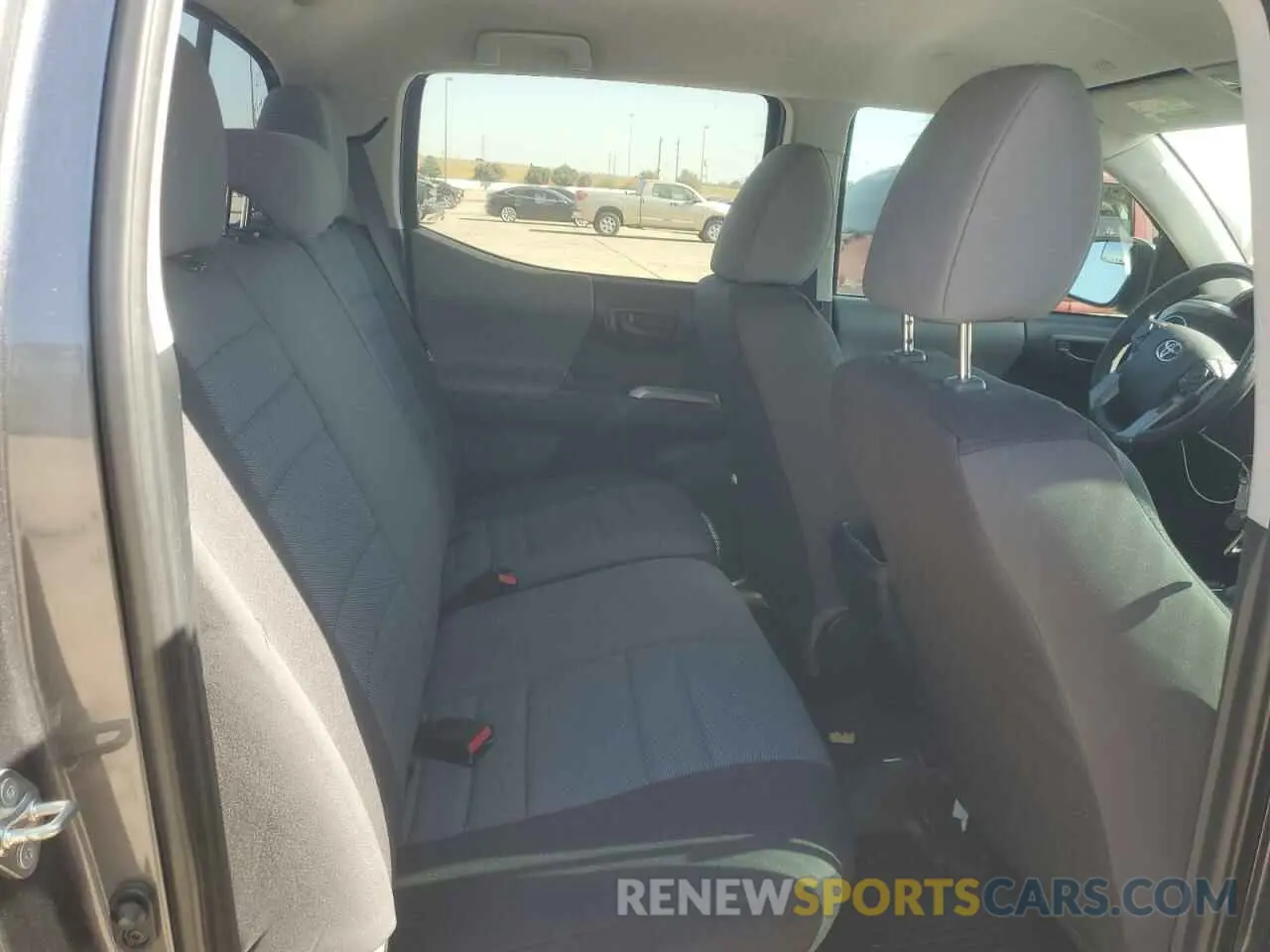 10 fotografías del automóvil dañado 5TFAZ5CN8KX085923 TOYOTA TACOMA 2019