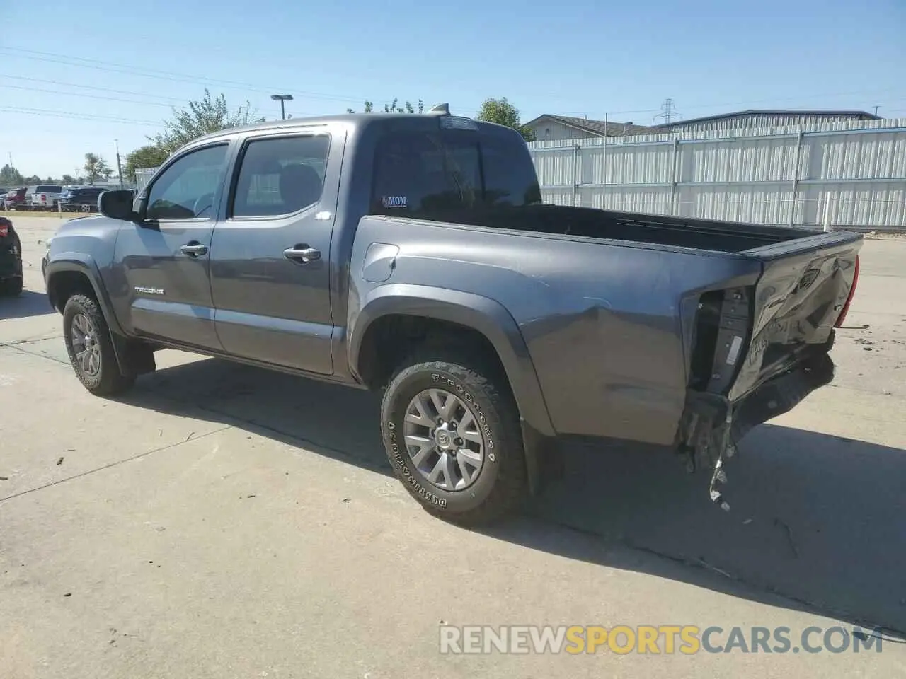 2 fotografías del automóvil dañado 5TFAZ5CN8KX085923 TOYOTA TACOMA 2019