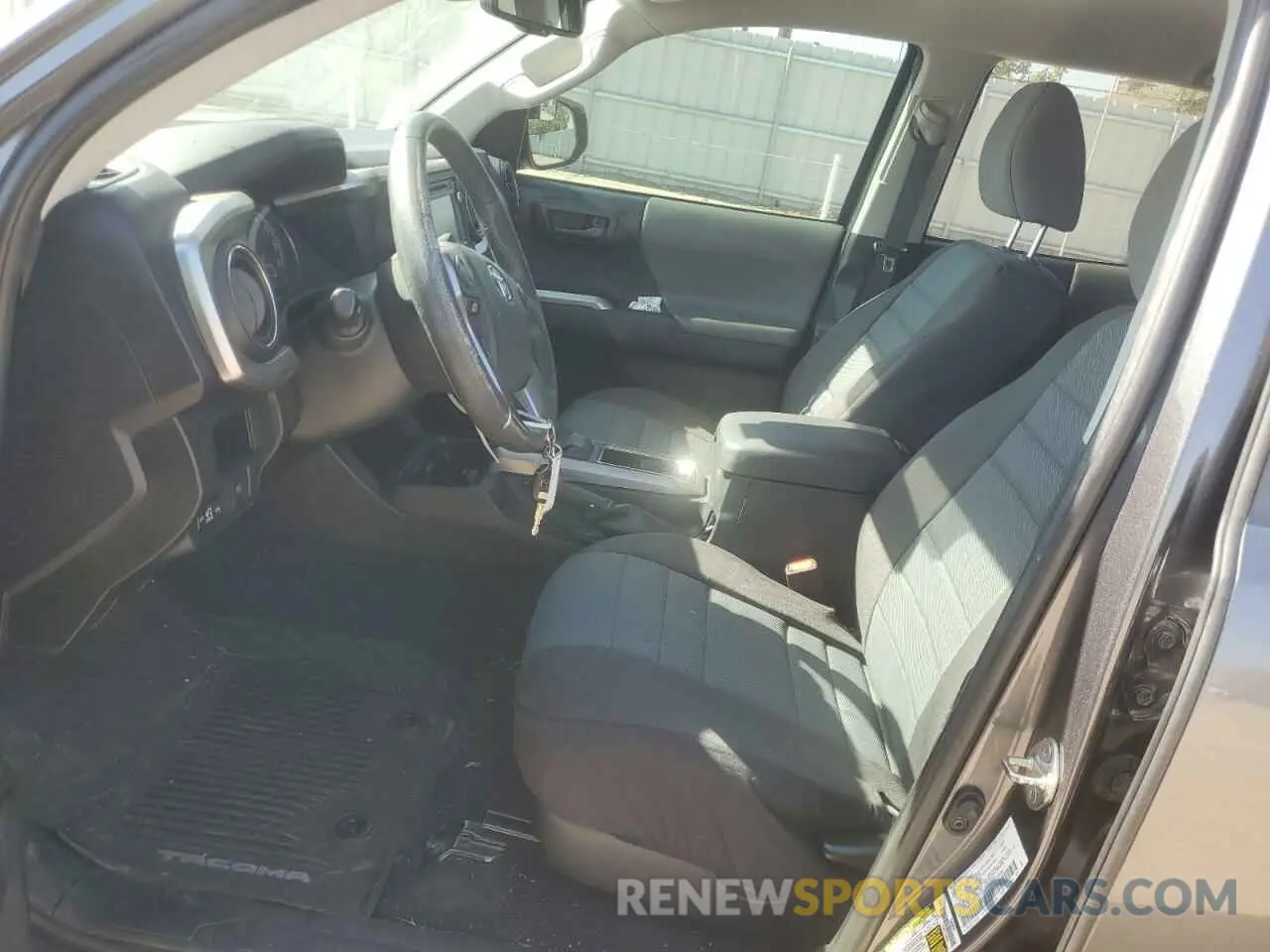 7 fotografías del automóvil dañado 5TFAZ5CN8KX085923 TOYOTA TACOMA 2019