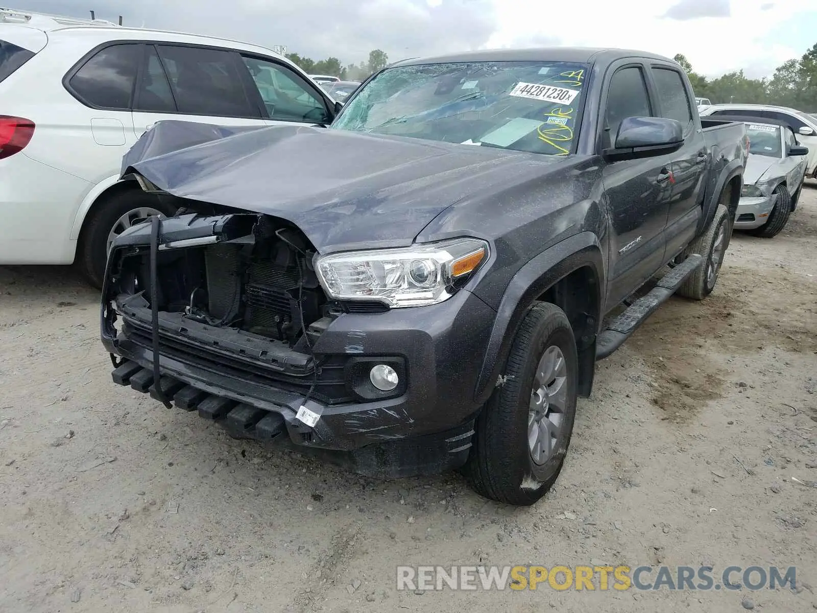2 fotografías del automóvil dañado 5TFAZ5CNXKX080481 TOYOTA TACOMA 2019
