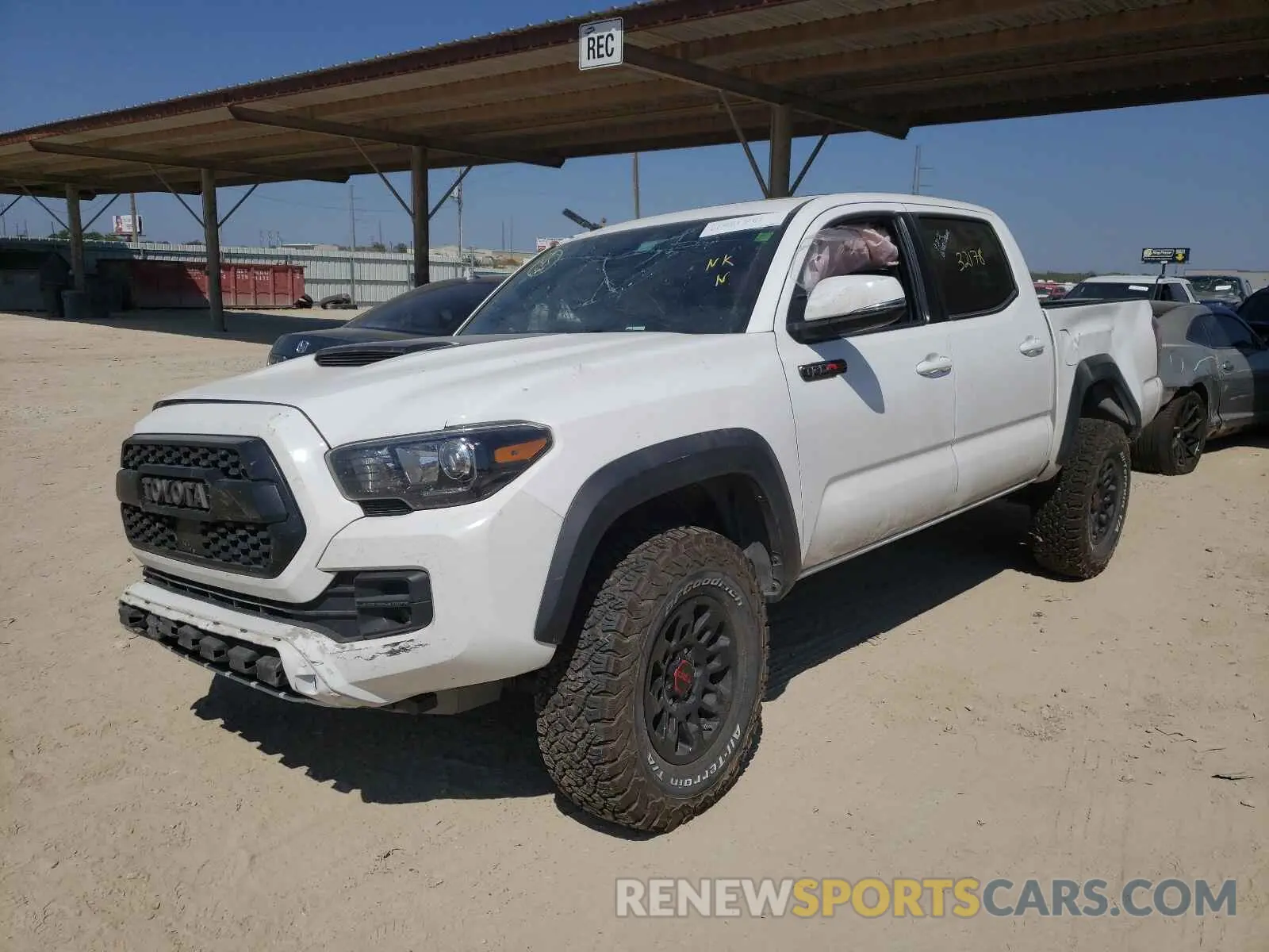 2 fotografías del automóvil dañado 5TFCZ5AN0KX174459 TOYOTA TACOMA 2019