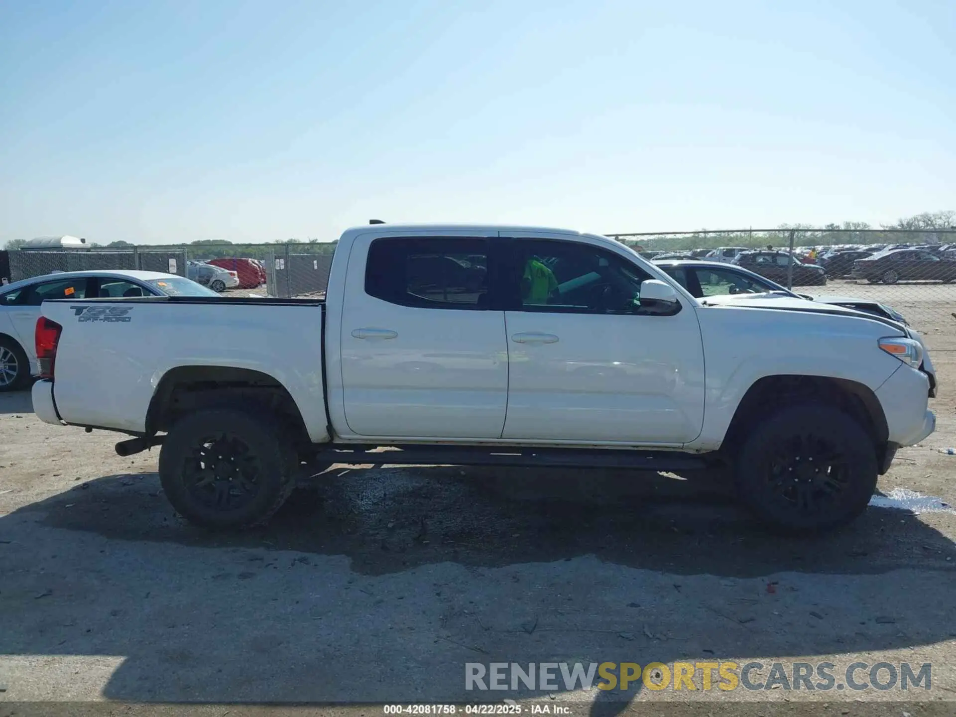 13 fotografías del automóvil dañado 5TFCZ5AN1KX170453 TOYOTA TACOMA 2019