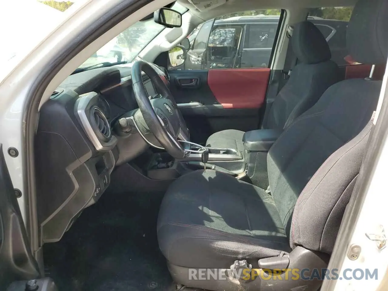 7 fotografías del automóvil dañado 5TFCZ5AN1KX174454 TOYOTA TACOMA 2019