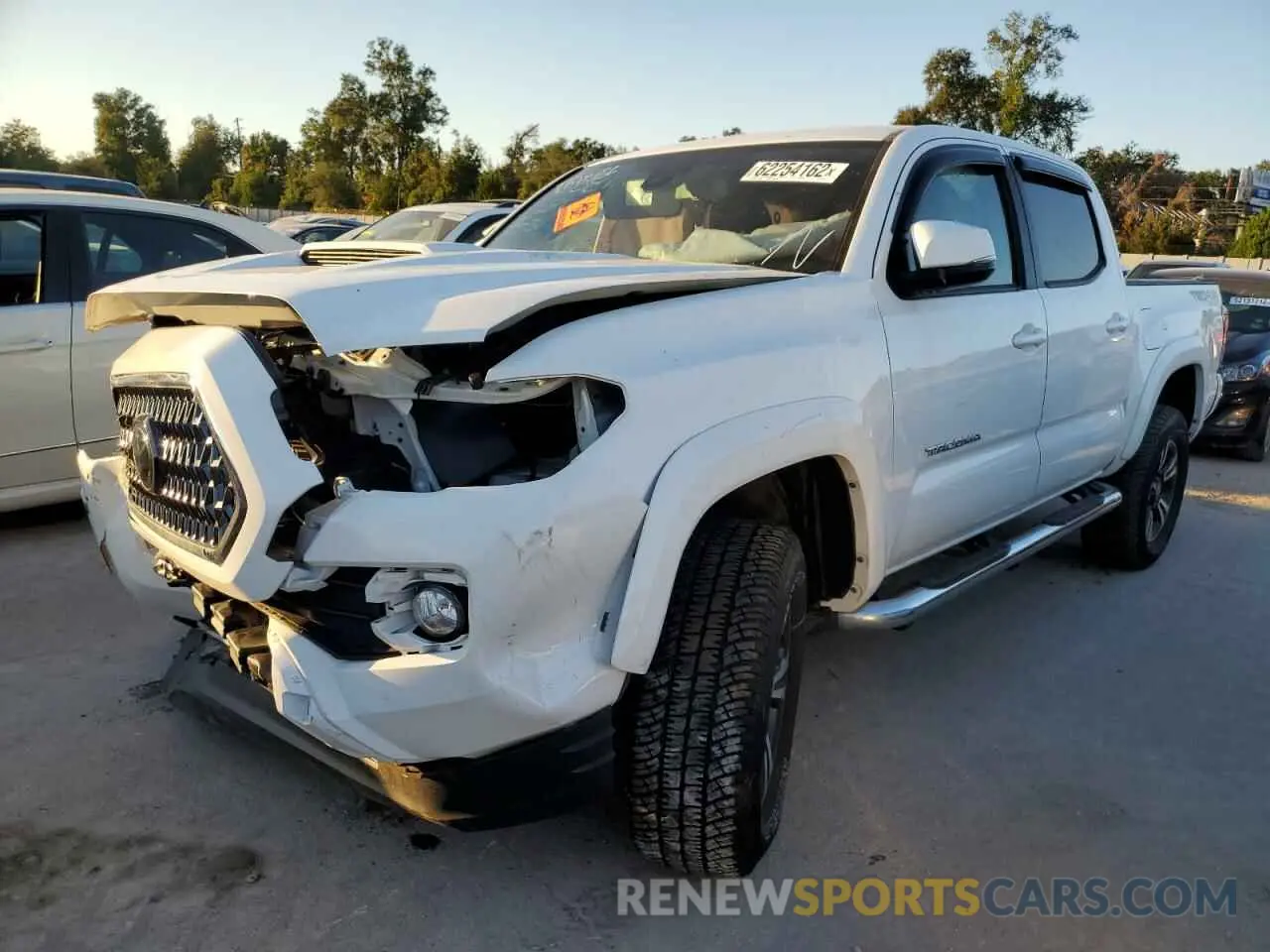 2 fotografías del automóvil dañado 5TFCZ5AN1KX201815 TOYOTA TACOMA 2019